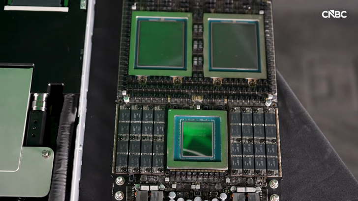 Une carte de circuit avec plusieurs puces NVIDIA