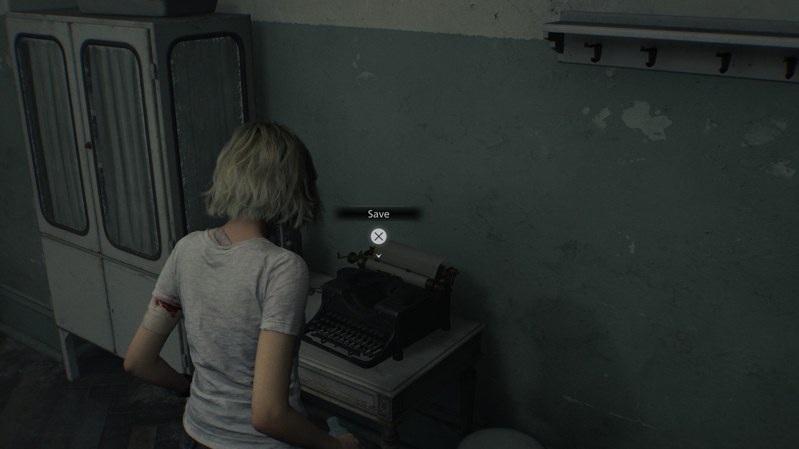 Un personnage interagissant avec une machine à écrire dans Resident Evil Requiem.