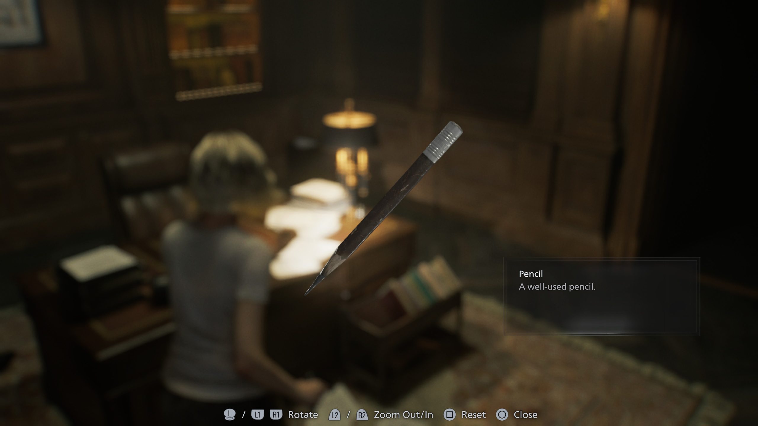 Un personnage inspecte un crayon usé dans un bureau sombre de Resident Evil Requiem.