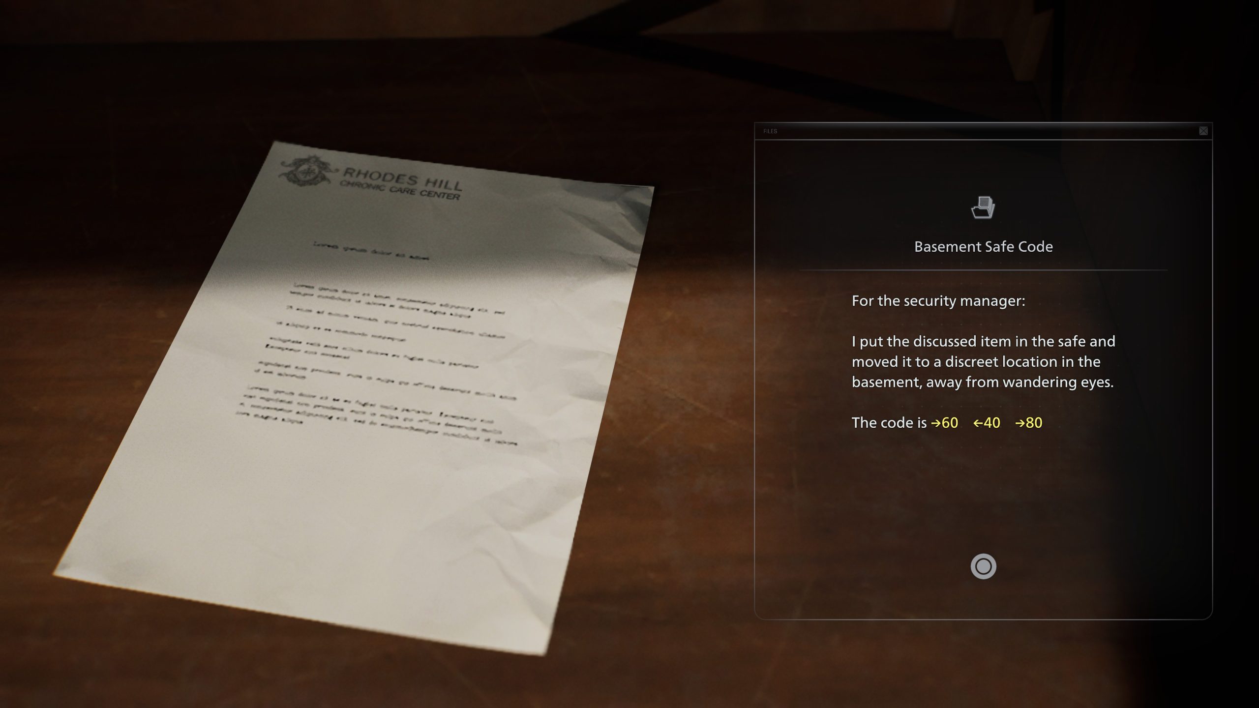 Une note dactylographiée de 'RHODES HILL CHRONIC CARE CENTER' sur un bureau avec la mention 'Code de coffre du Sous-Sol'.