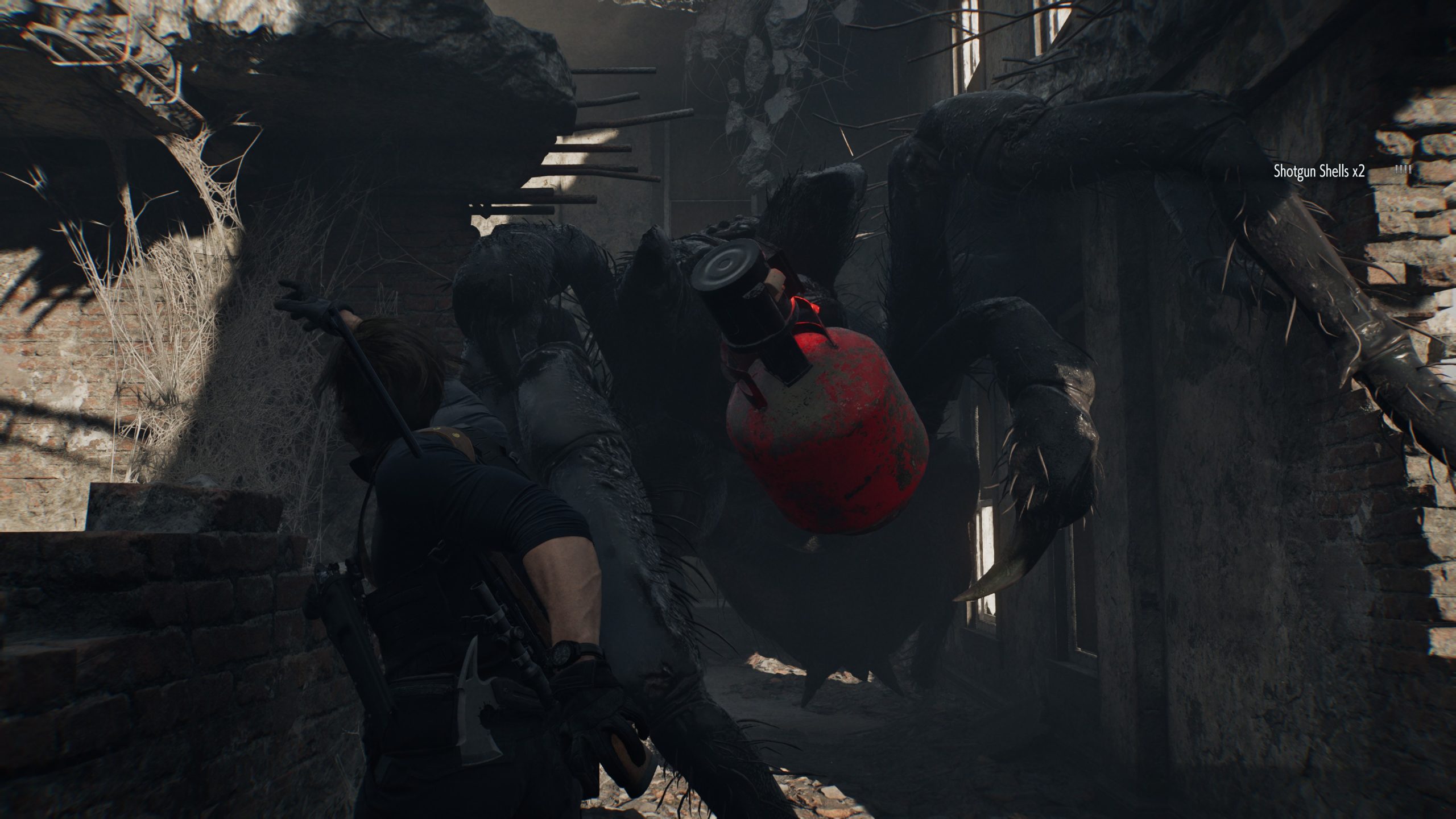 Un personnage dans 'Resident Evil Requiem' face à un ennemi géant avec un réservoir rouge.