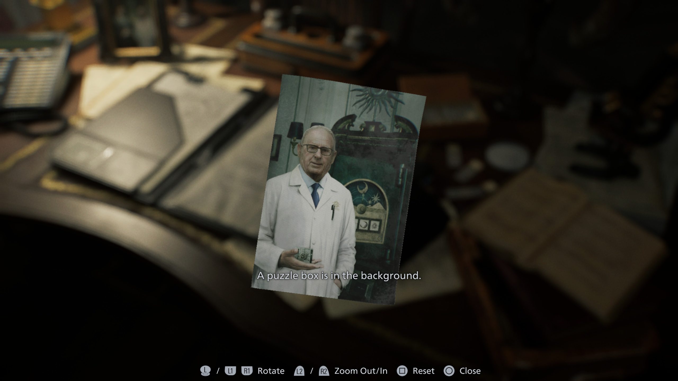 Un homme âgé en manteau de laboratoire tenant un objet, avec une puzzle box en arrière-plan