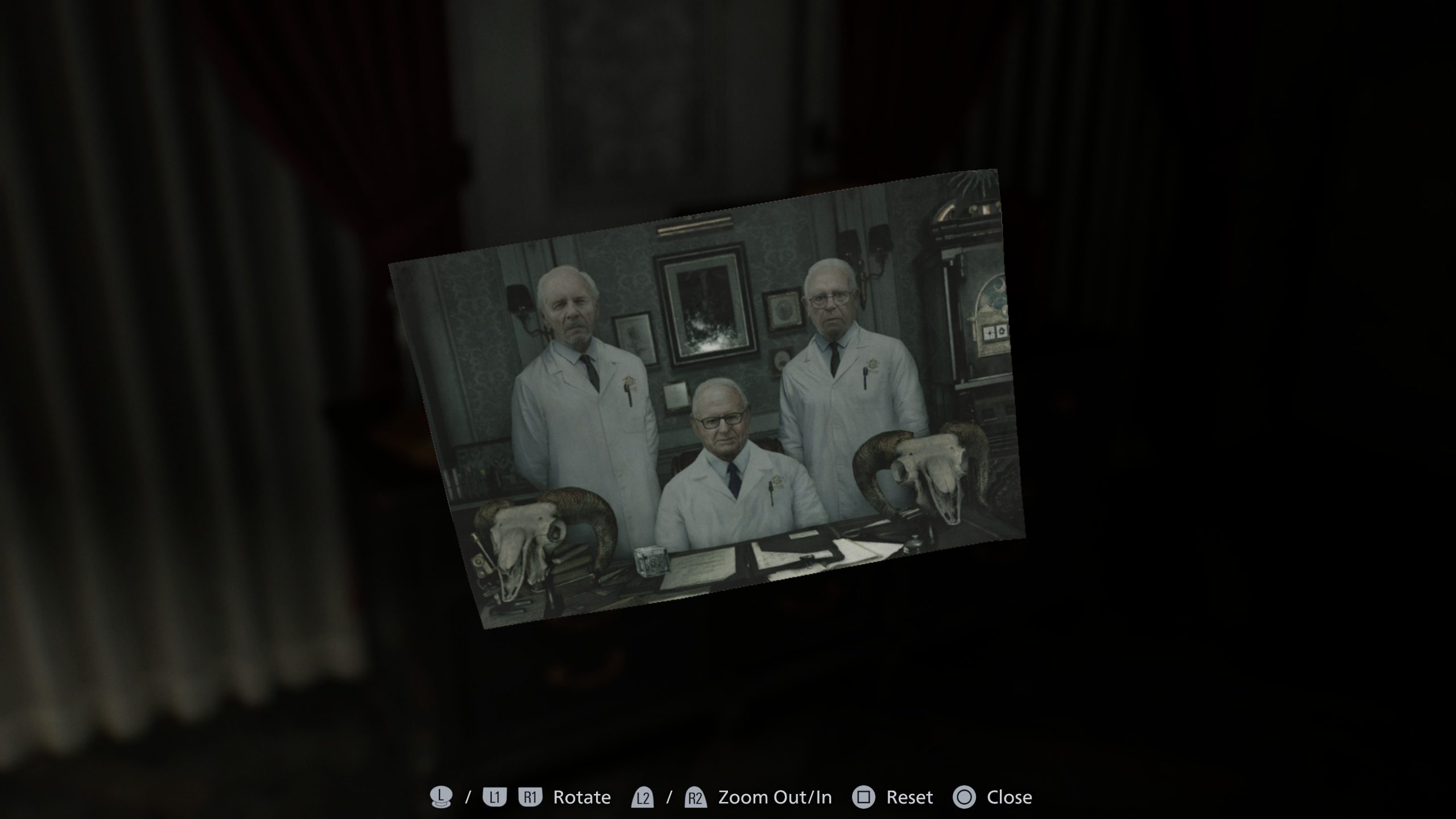 Trois hommes en manteau de laboratoire dans une pièce vintage