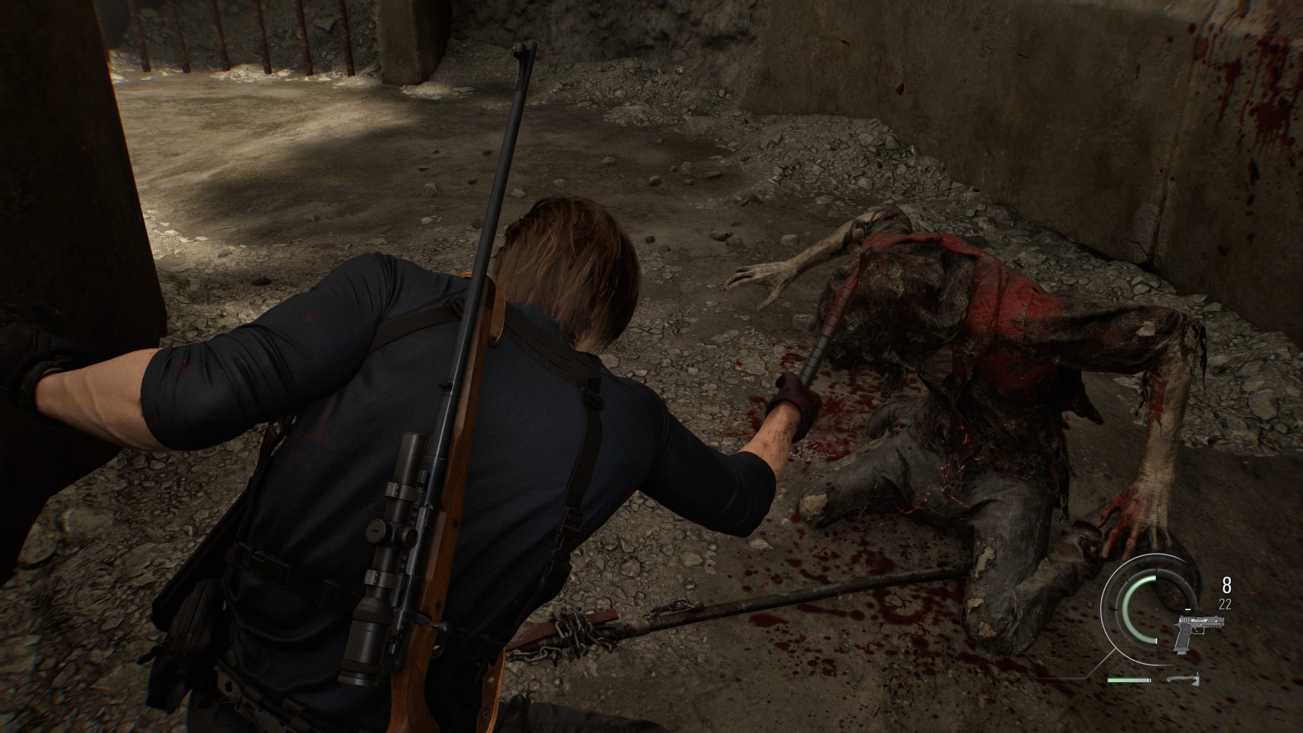 Un personnage de 'Resident Evil Requiem' lean sur un ennemi tombé avec du sang visible, un couteau de combat en main.