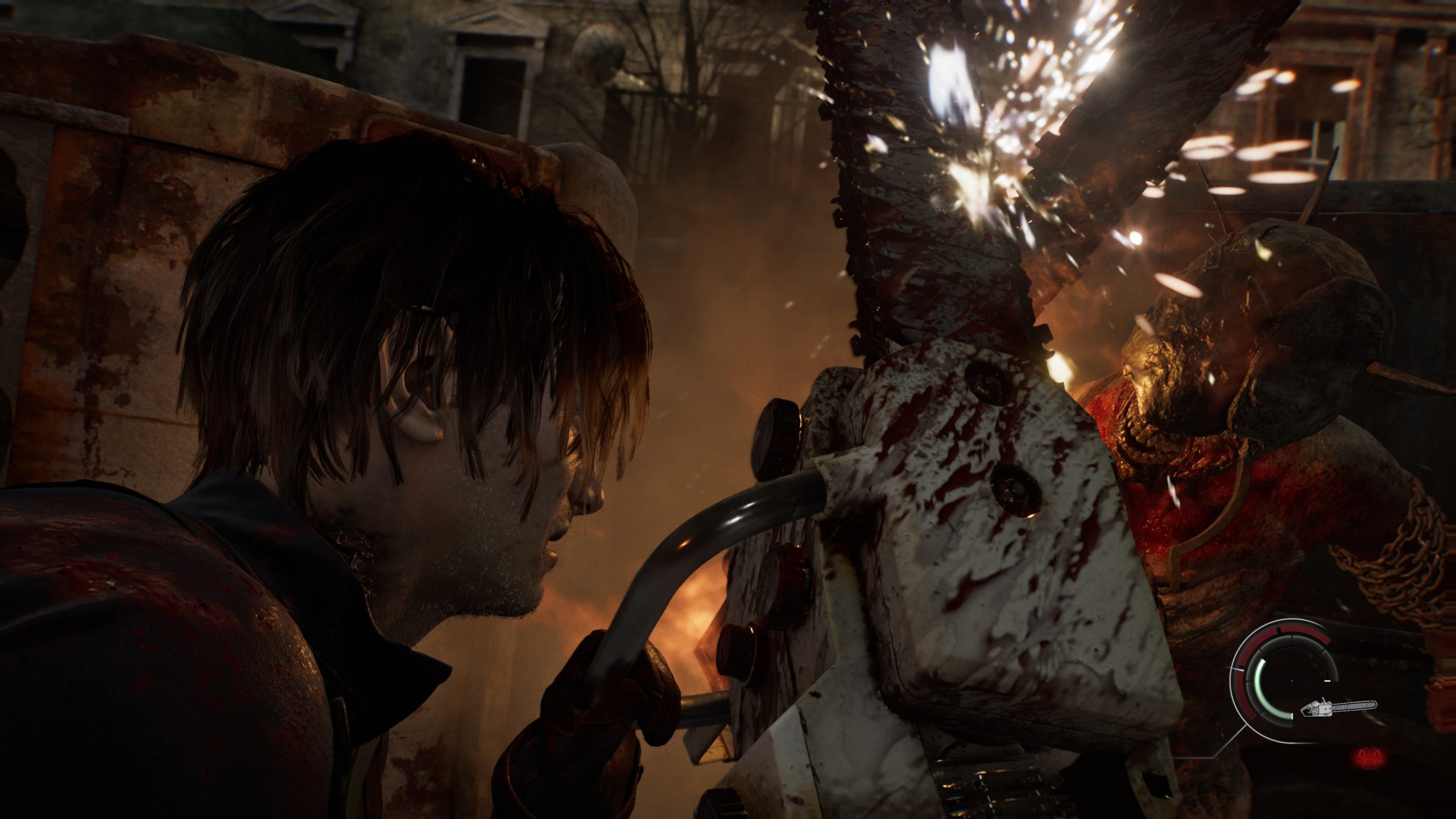 Leon dans Resident Evil Requiem entrechoque sa tronçonneuse avec celle d'un ennemi zombie.