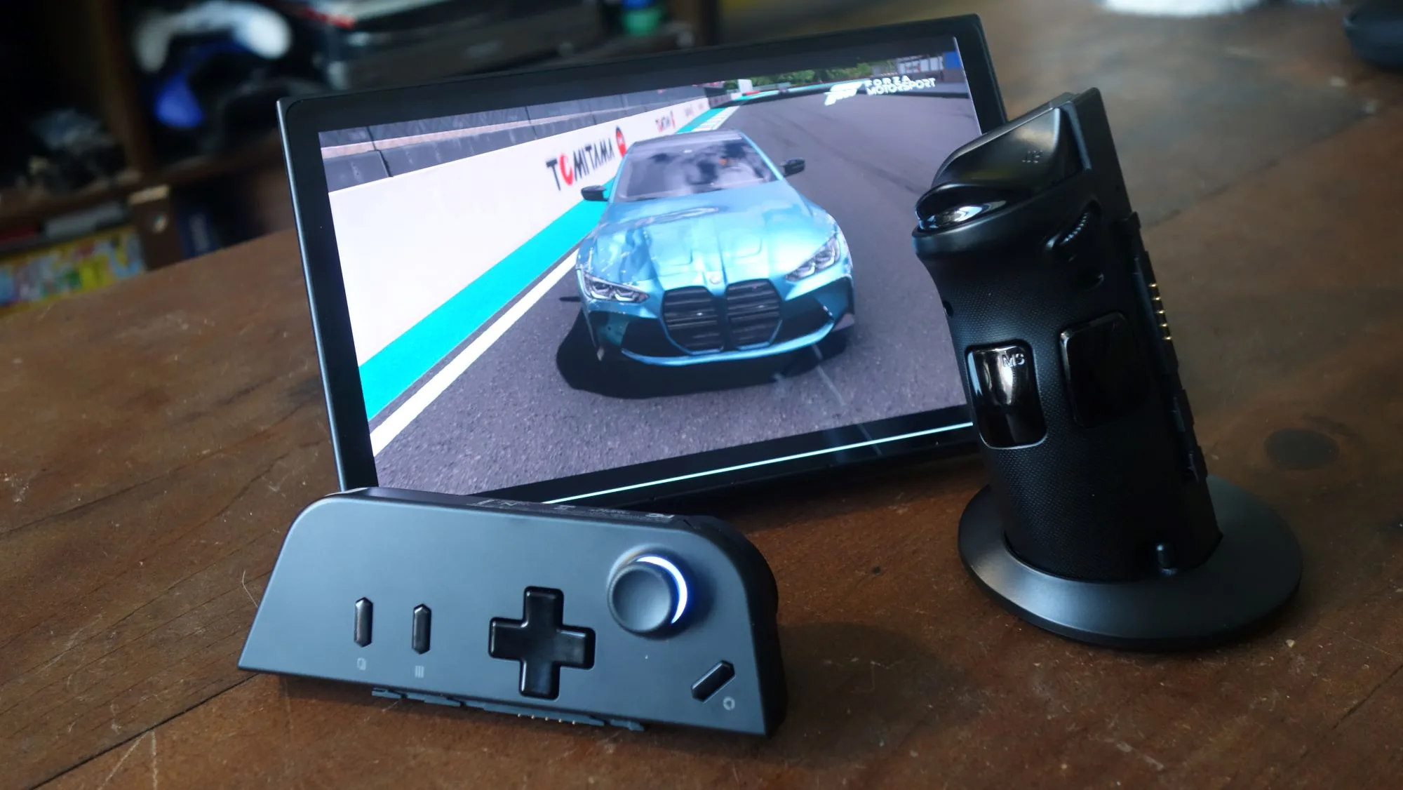 Un Legion Go sur une table avec ses manettes détachées.