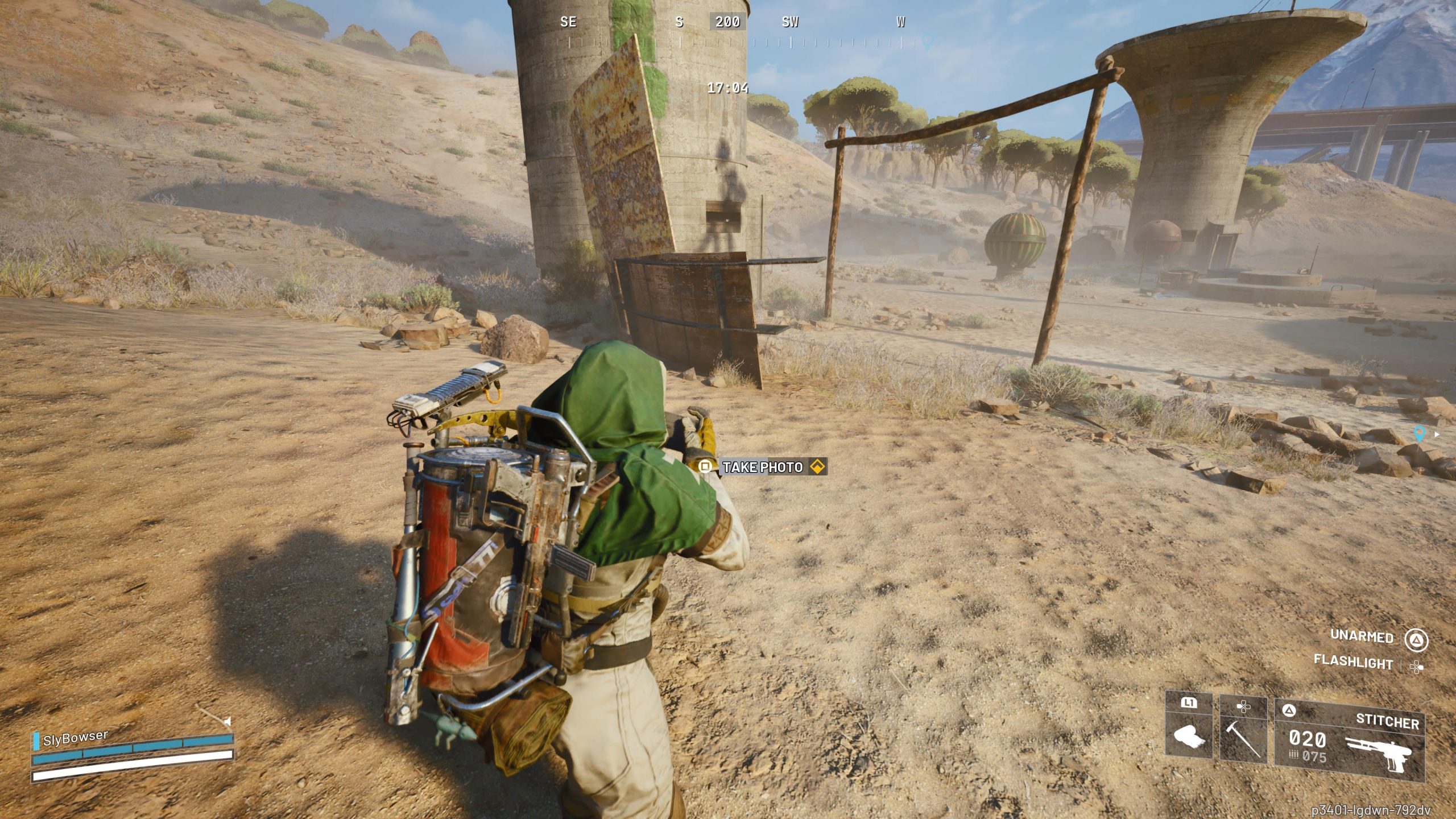 Un personnage dans le jeu ARC Raiders fait face à des structures abandonnées dans un paysage désertique.