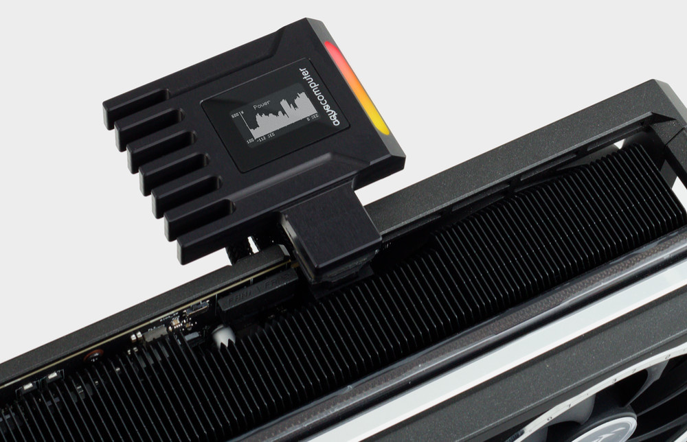 Un appareil Aquacomputer connecté à une carte graphique, affichant un graphique d'utilisation d'énergie.