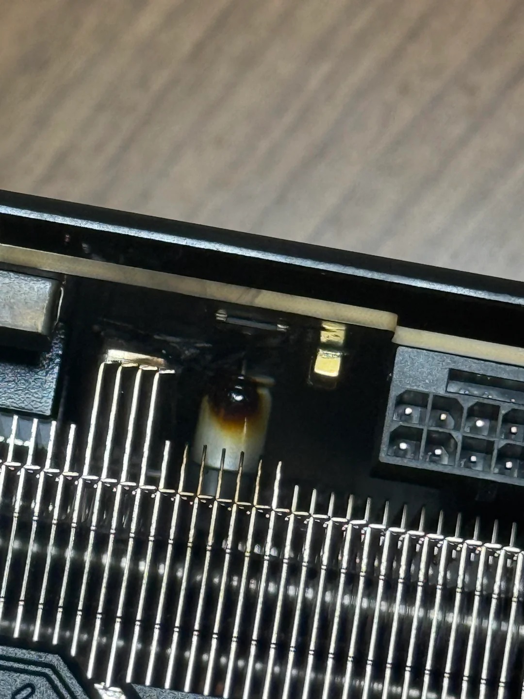 Image d'une carte graphique montrant une zone brûlée près du connecteur 12VHPWR.