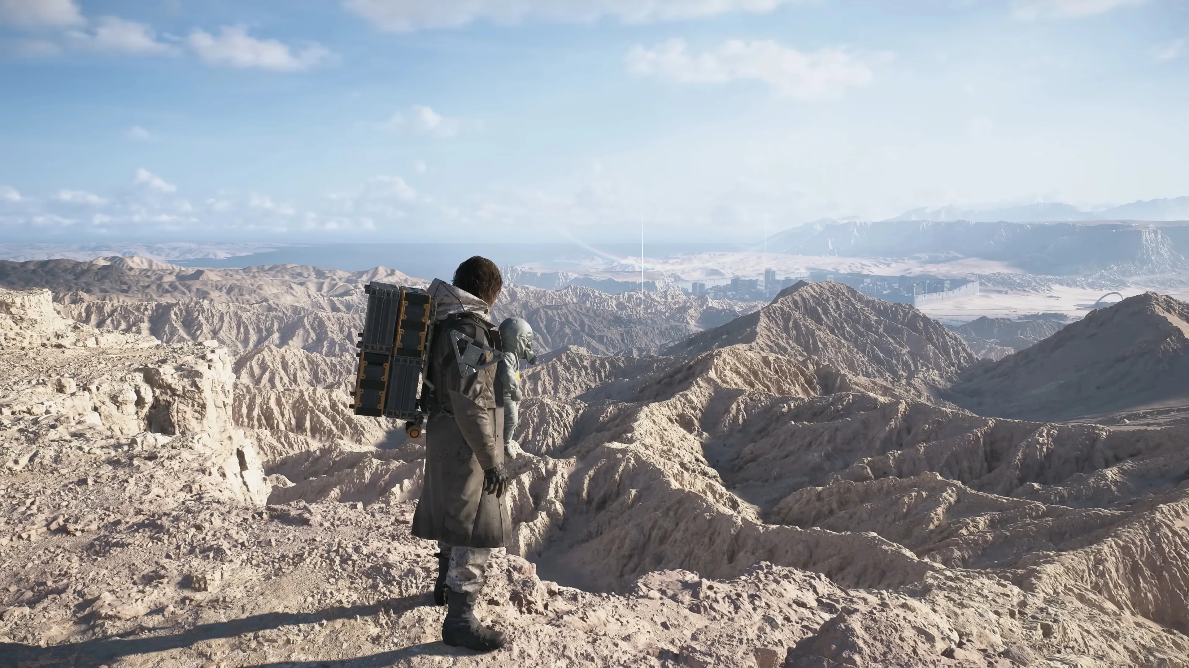 Sam dans un désert regardant le paysage.