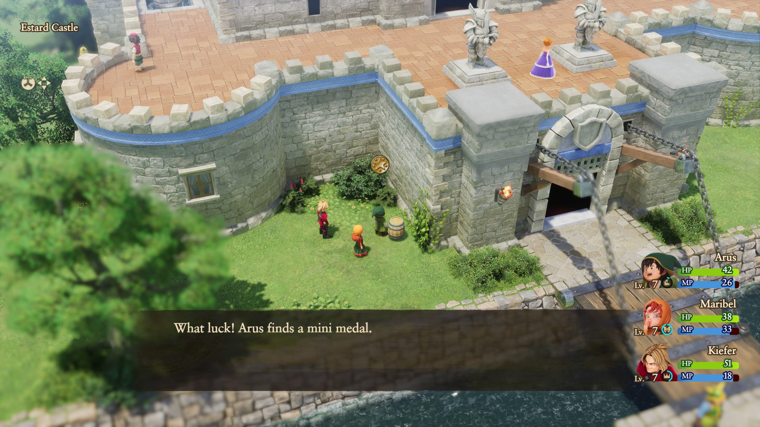 Personnages devant le château d'Estard dans Dragon Quest VII Reimagined, avec le texte 'Quelle chance ! Arus trouve une mini médaille.'