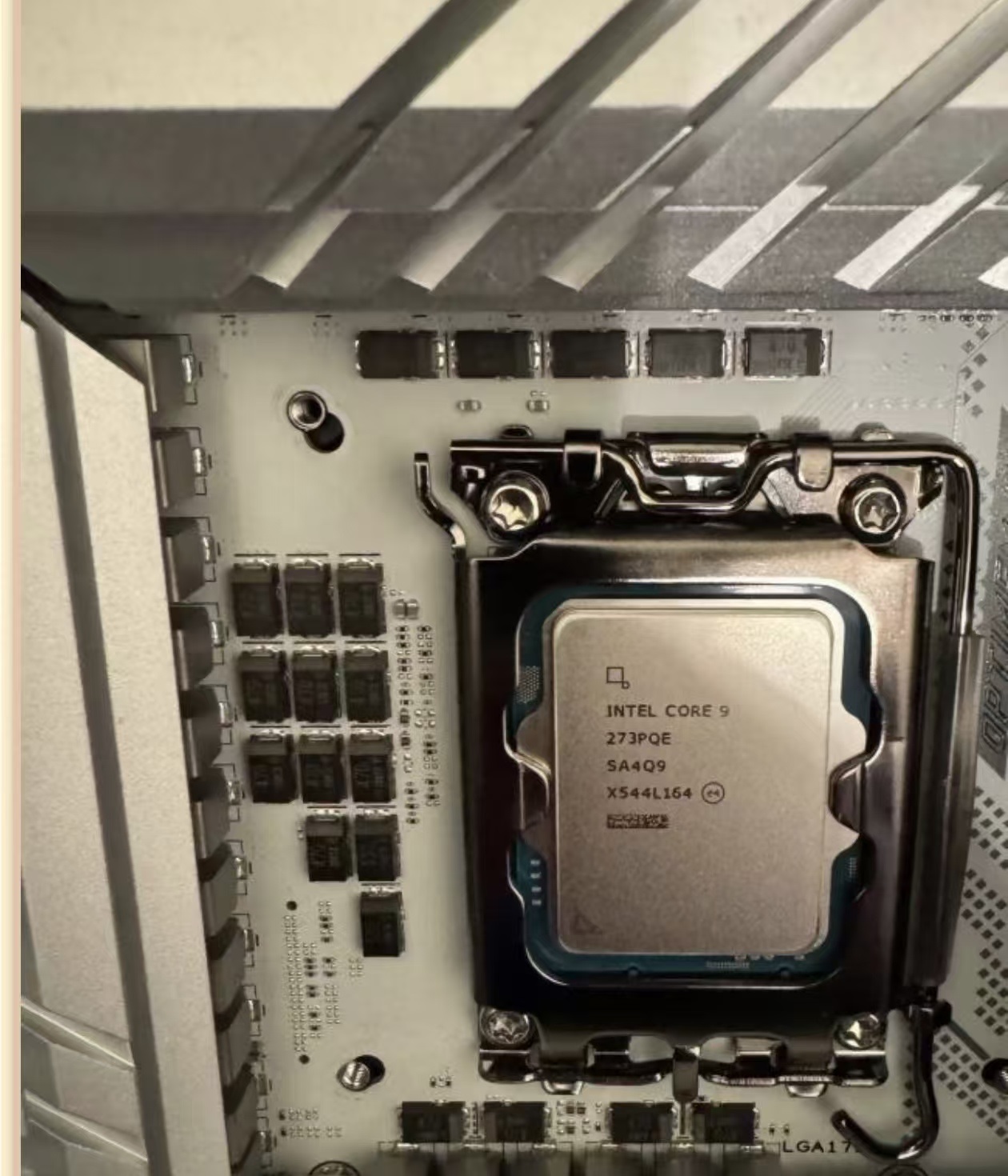 Un processeur Intel Core i9 installé sur une carte mère LGA 1700.