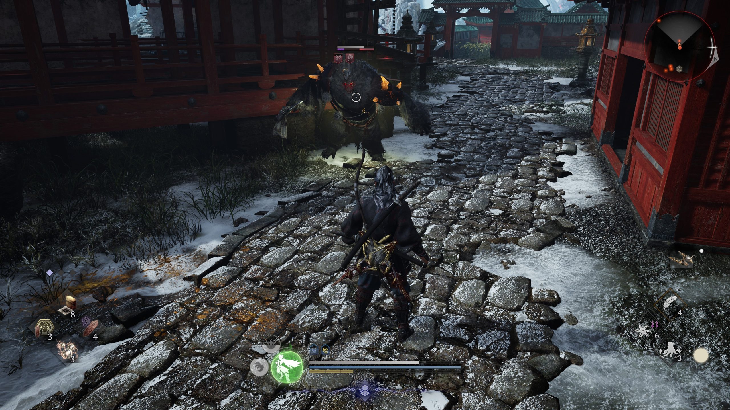 Un personnage de Nioh 3 contre un grand créature sombre