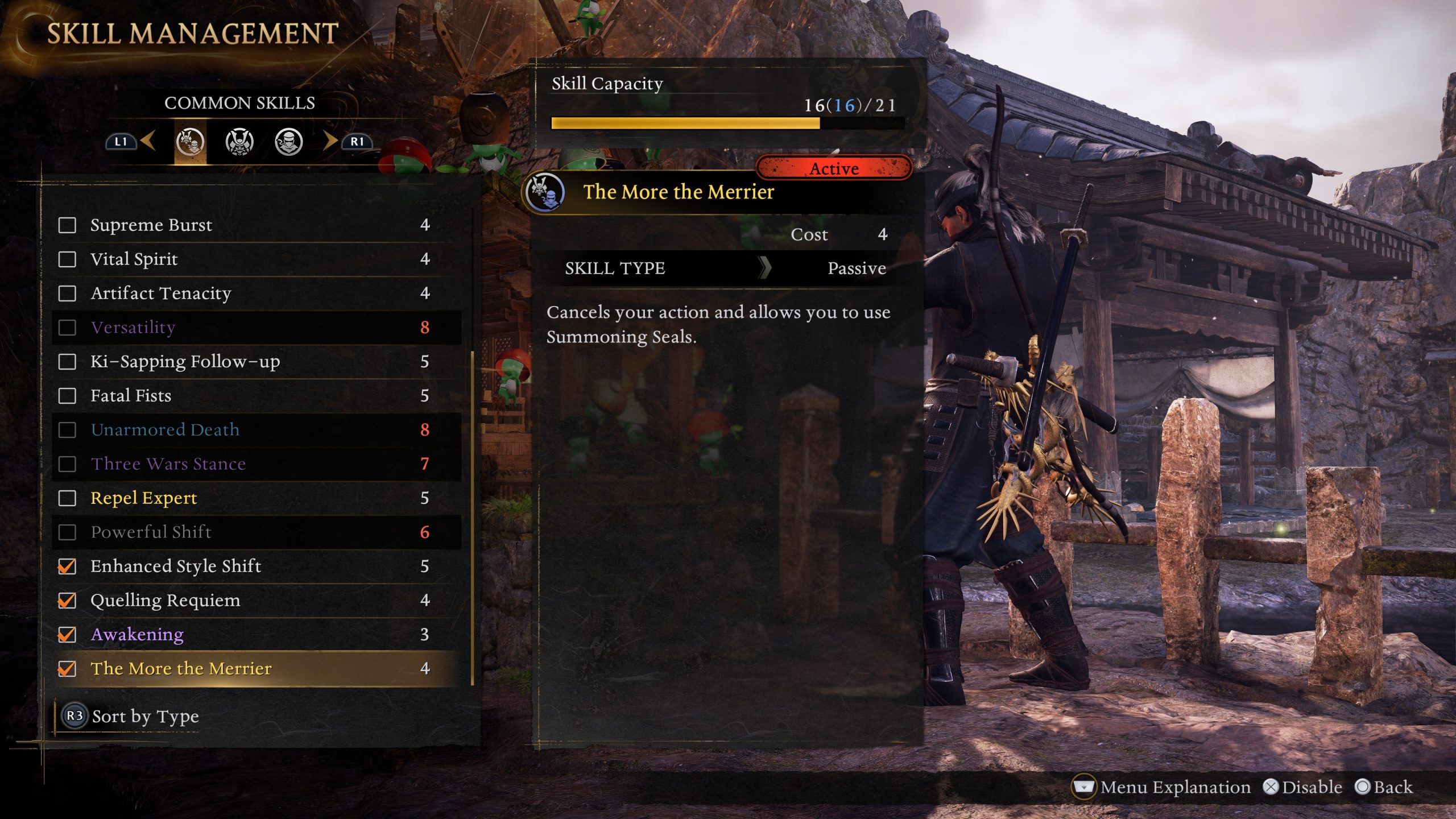 Un personnage dans Nioh 3 se tient près d'un bâtiment en bois, tandis que le menu 'Gestion des Compétences' montre 'The More the Merrier'