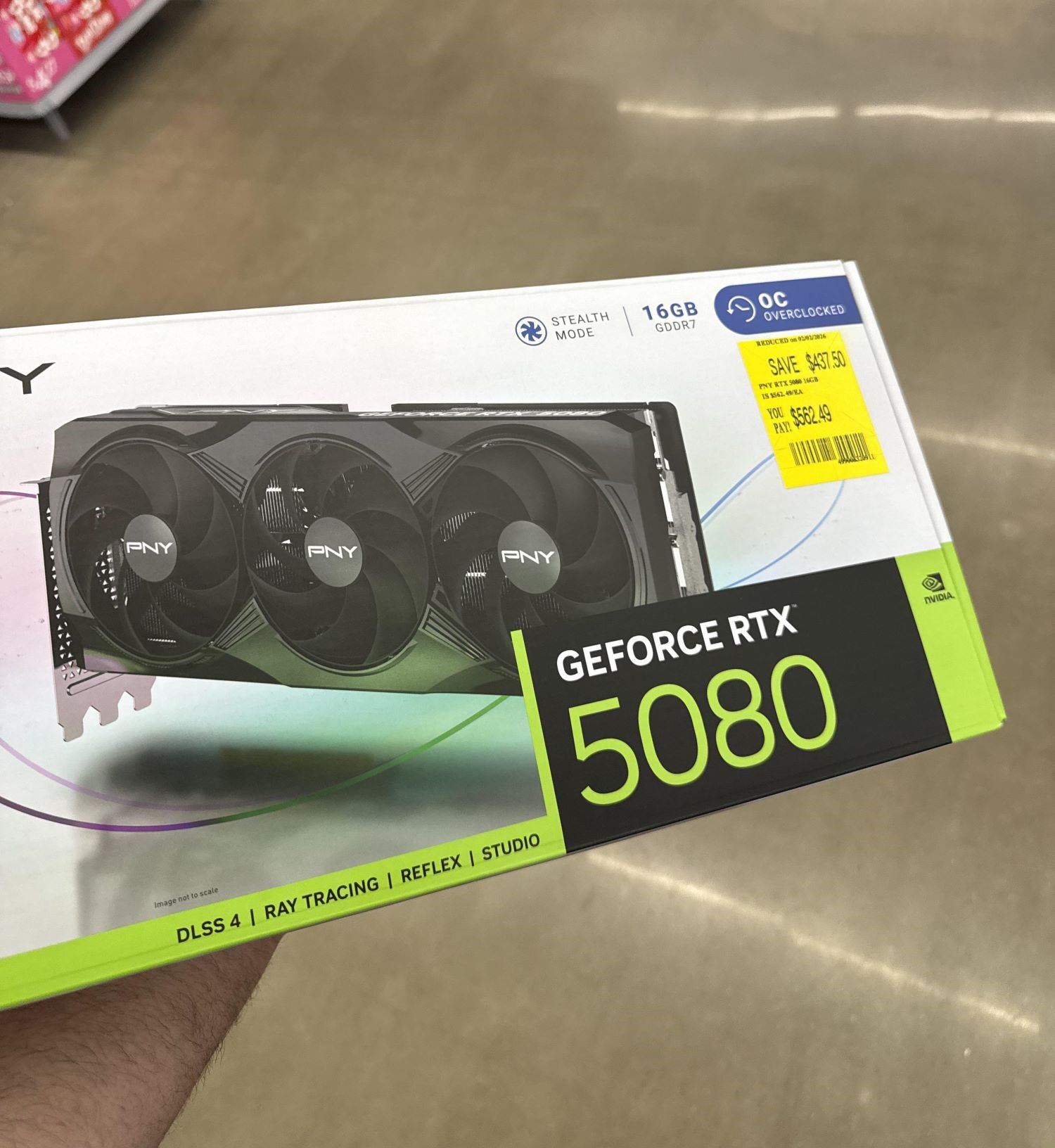 Boîte de la carte graphique PNY GeForce RTX 5080 mettant en avant '16 Go GDDR7' et 'OC Overclocked'.