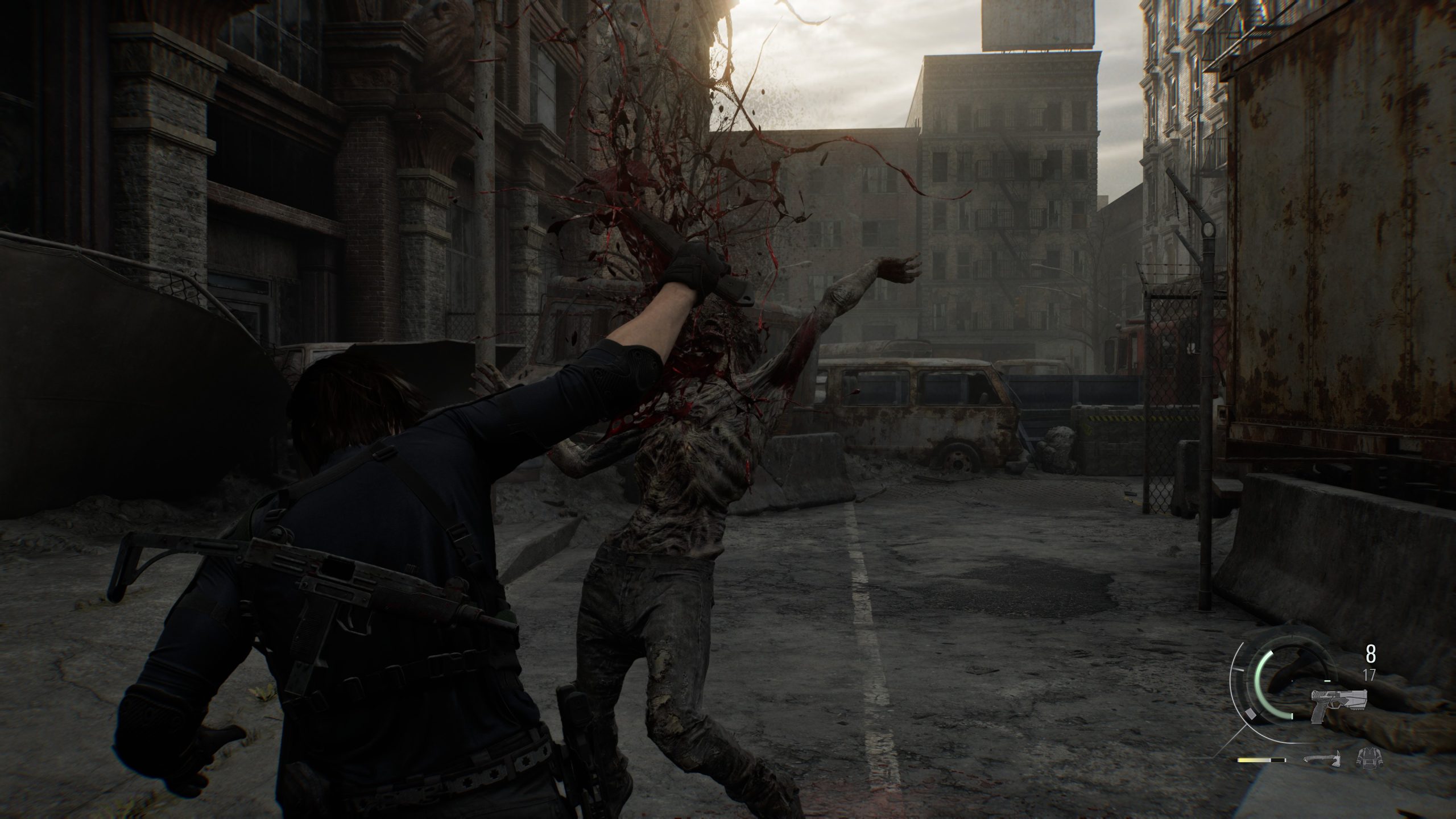 Un personnage de 'Resident Evil Requiem' utilise un couteau pour attaquer un zombie dans un environnement urbain désolé.