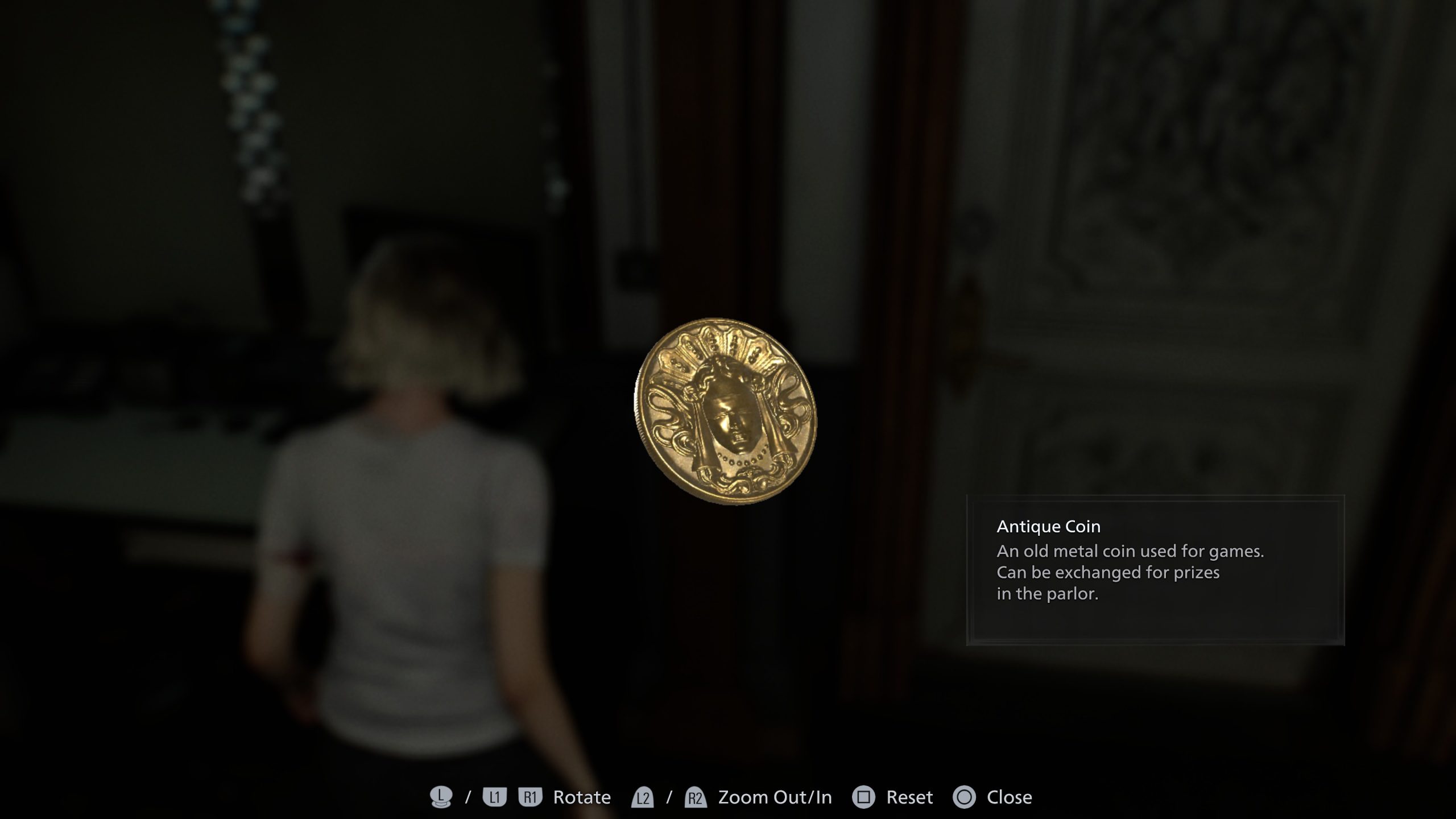 Un personnage examine une 'Antique Coin' dans Resident Evil Requiem.