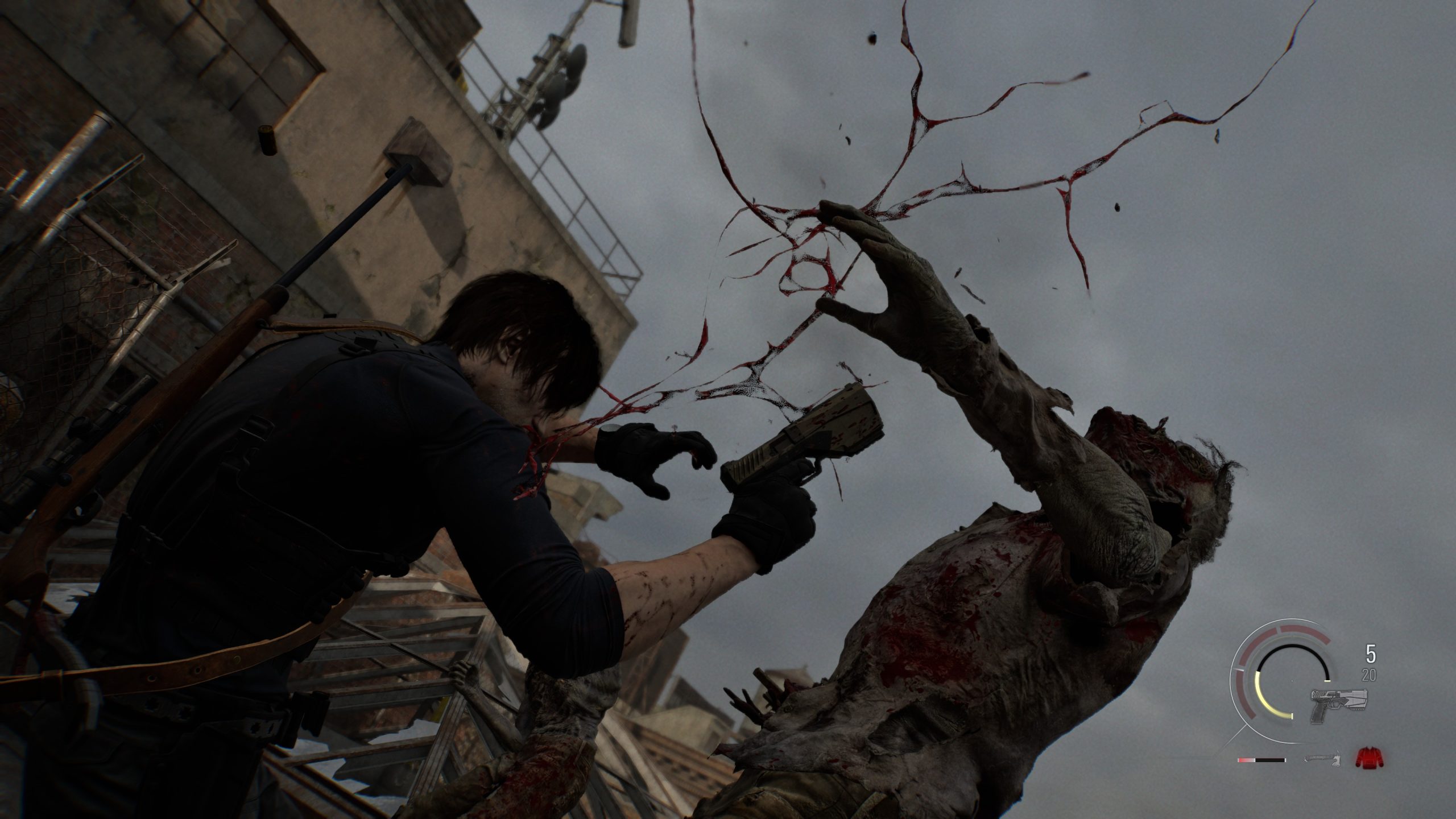 Leon tire sur un ennemi zombie dans 'Resident Evil Requiem'.