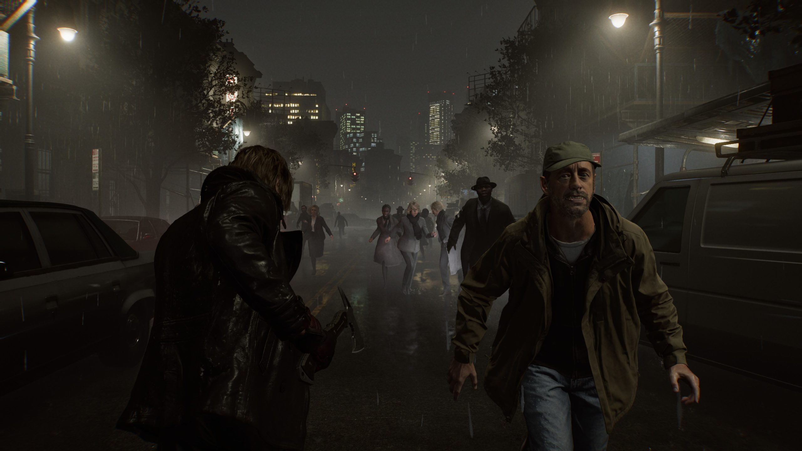 Une scène de Resident Evil Requiem avec un homme portant une casquette verte courant dans une rue de ville sous la pluie
