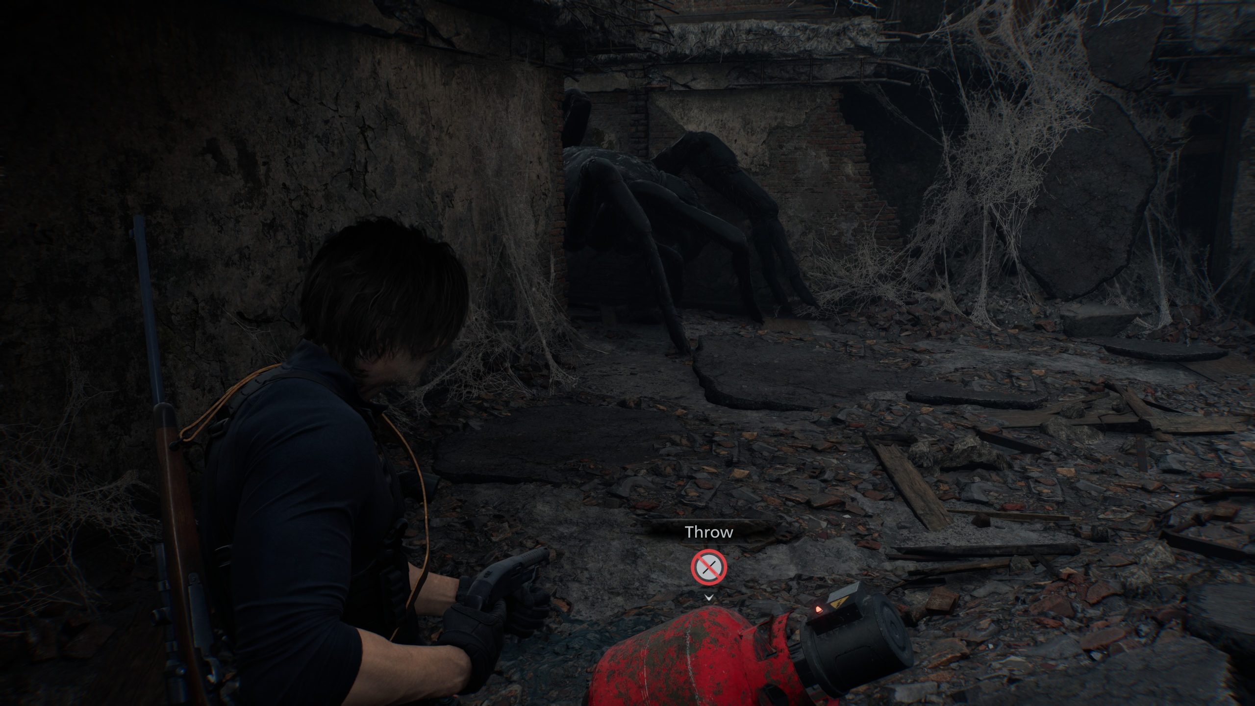 Un personnage du jeu 'Resident Evil Requiem' vise une arme devant un message à l'écran.