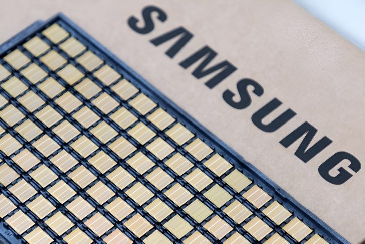 Détail d'une puce de semiconducteur Samsung avec un réseau de connecteurs dorés.