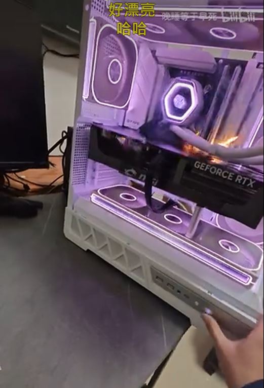 Démarrage d'un PC sur mesure avec éclairage RGB et carte graphique GeForce RTX.