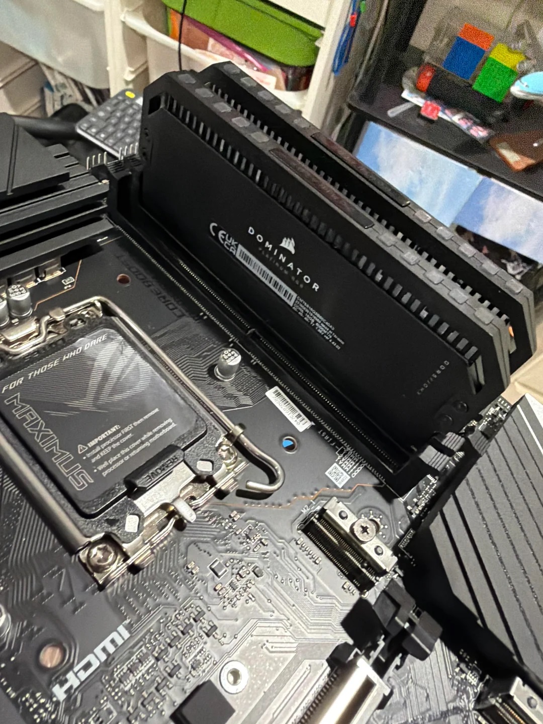 Module de RAM Corsair Dominator installé sur une carte mère ASUS ROG Strix.