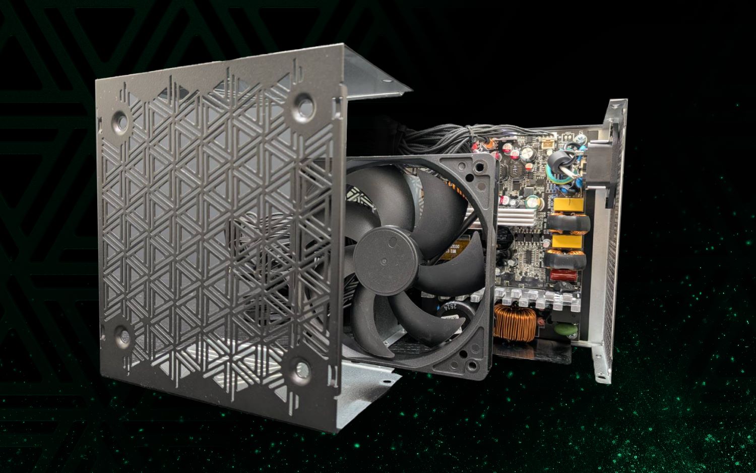 Alimentation démontée montrant son ventilateur et son circuit interne avec un boîtier à motif géométrique.