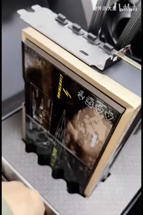 Carte graphique NVIDIA inspirée de Cyberpunk 2077 avec des illustrations stylisées.