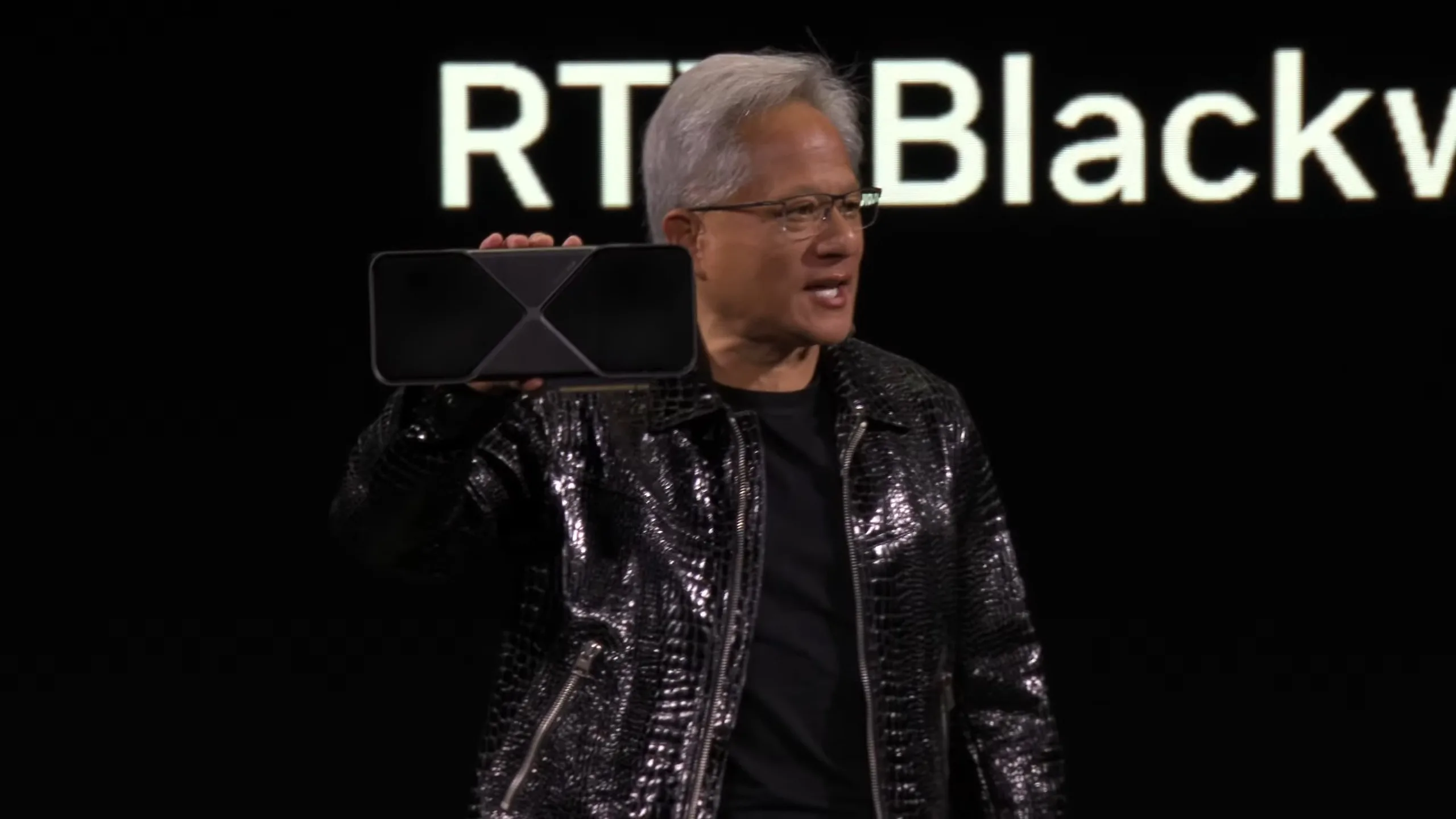 Le PDG de NVIDIA Jensen Huang présentant la RTX 5090 à CES 2025.