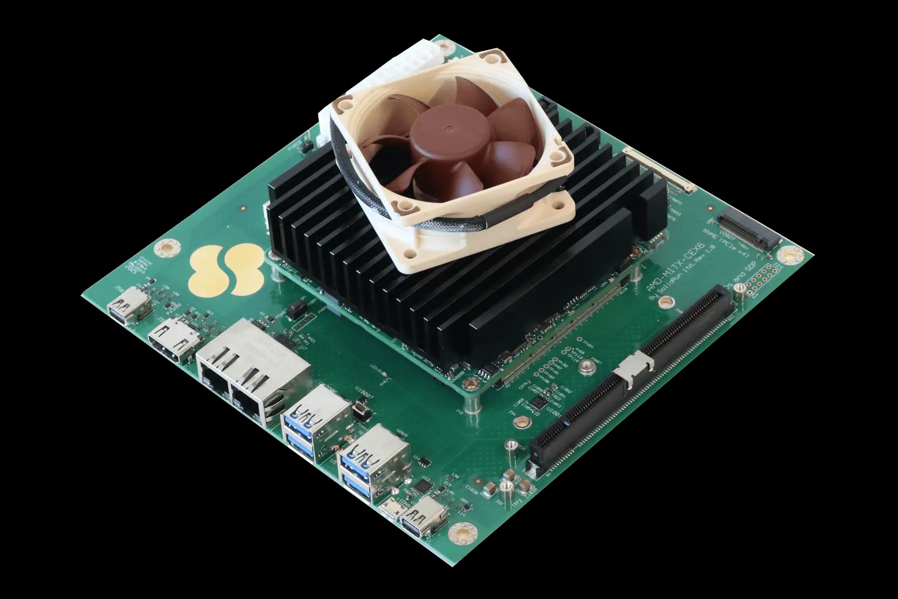 Image montrant l'ordinateur monocarte AMD MIH-TY-DEX6 avec un ventilateur monté sur un dissipateur thermique, affichant des ports USB et Ethernet sur une carte verte.