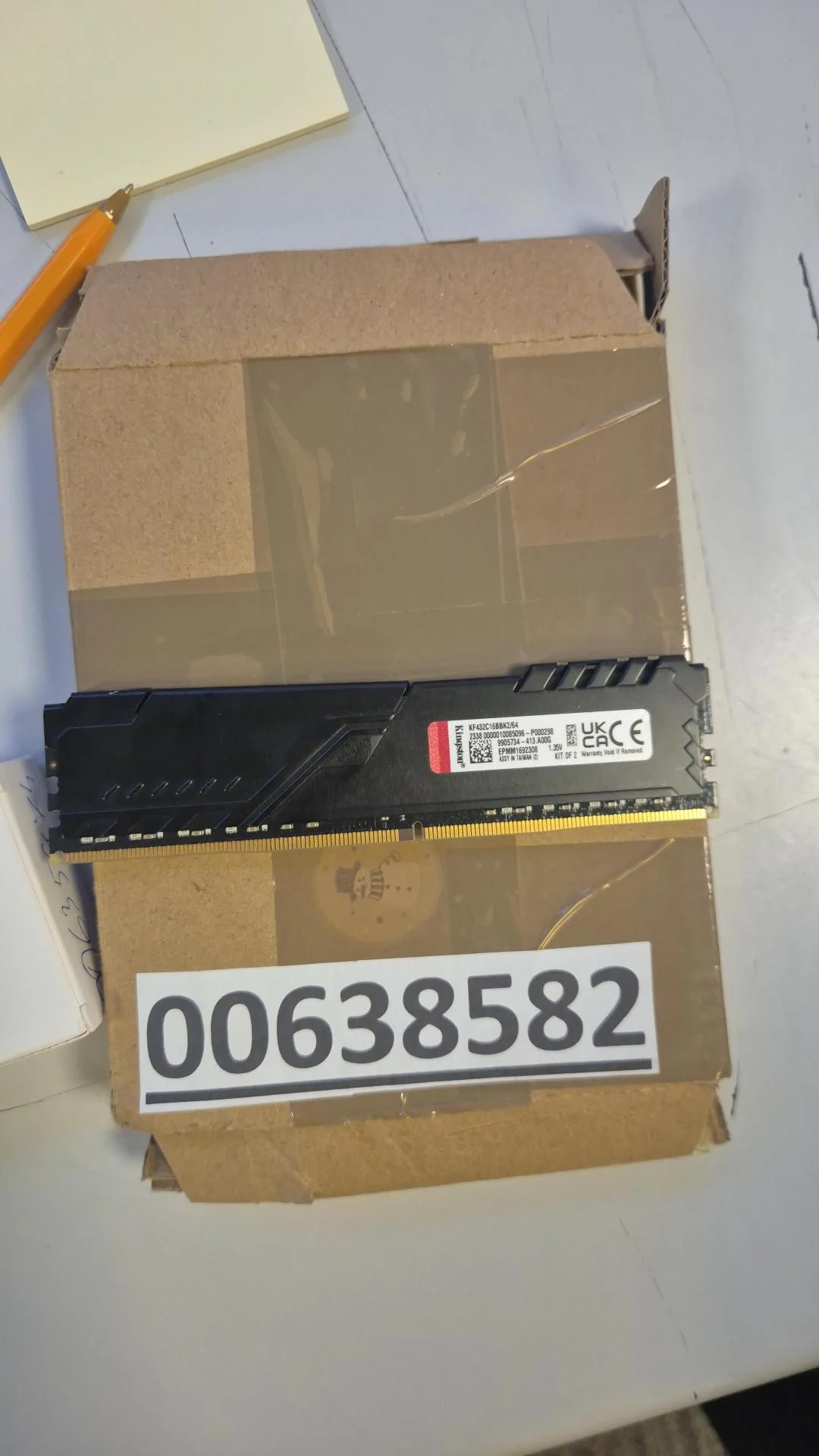 Une barrette de RAM Kingston avec le numéro de modèle KF432C16BBK2/64.