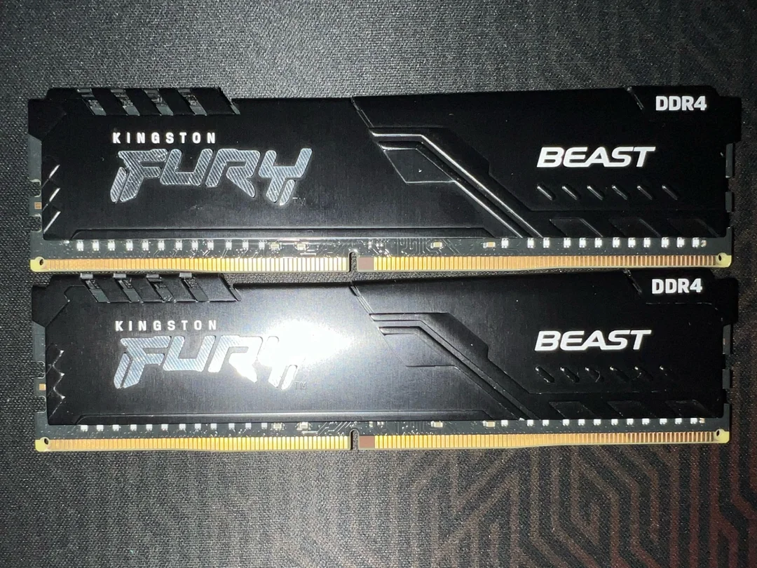 Deux modules de RAM Kingston Fury Beast DDR4.