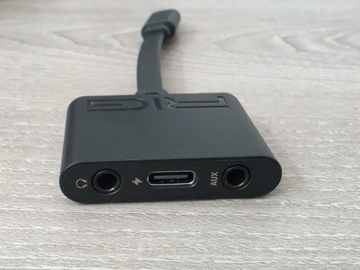 Adaptateur audio noir avec port USB-C.