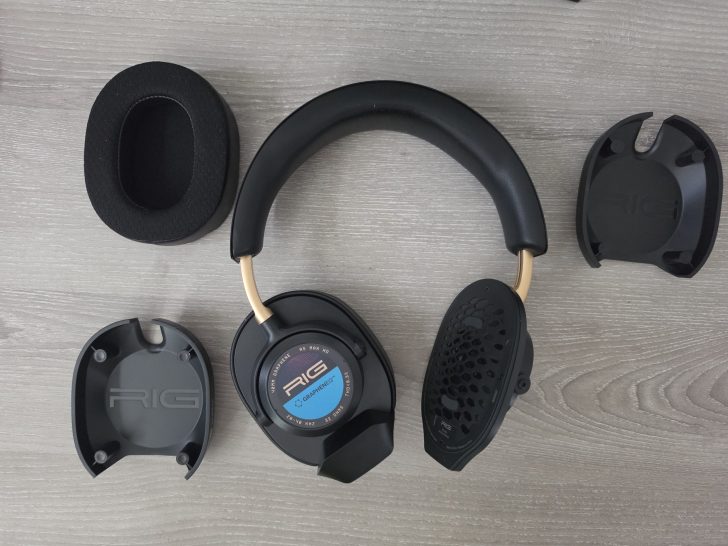 Casque de jeu RIG avec composants détachables, posé sur une surface en bois.