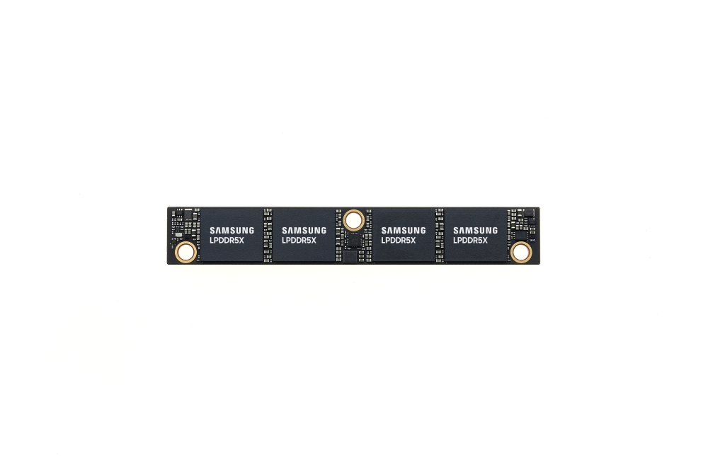 Un module de mémoire LPDDR5X de Samsung sur un circuit imprimé.