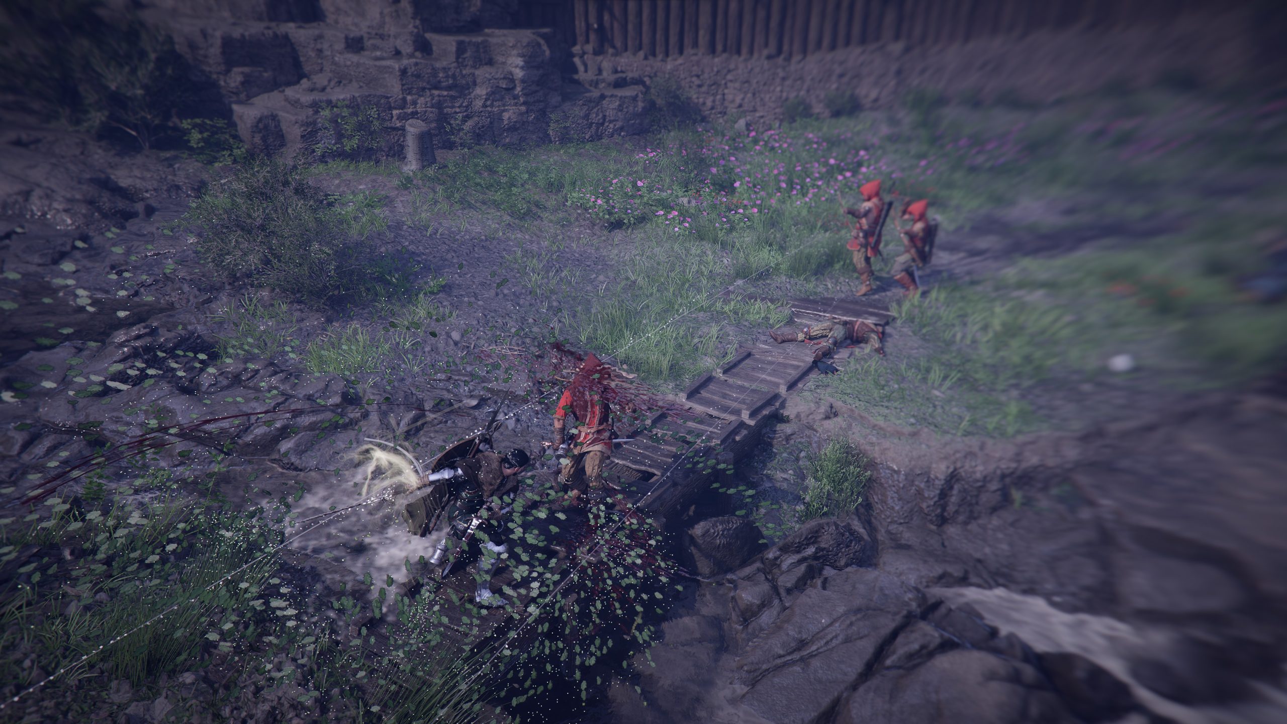 Scène de bataille dans Crimson Desert avec un personnage attaquant un ennemi sur un chemin rocheux, représentant d'autres ennemis en arrière-plan.