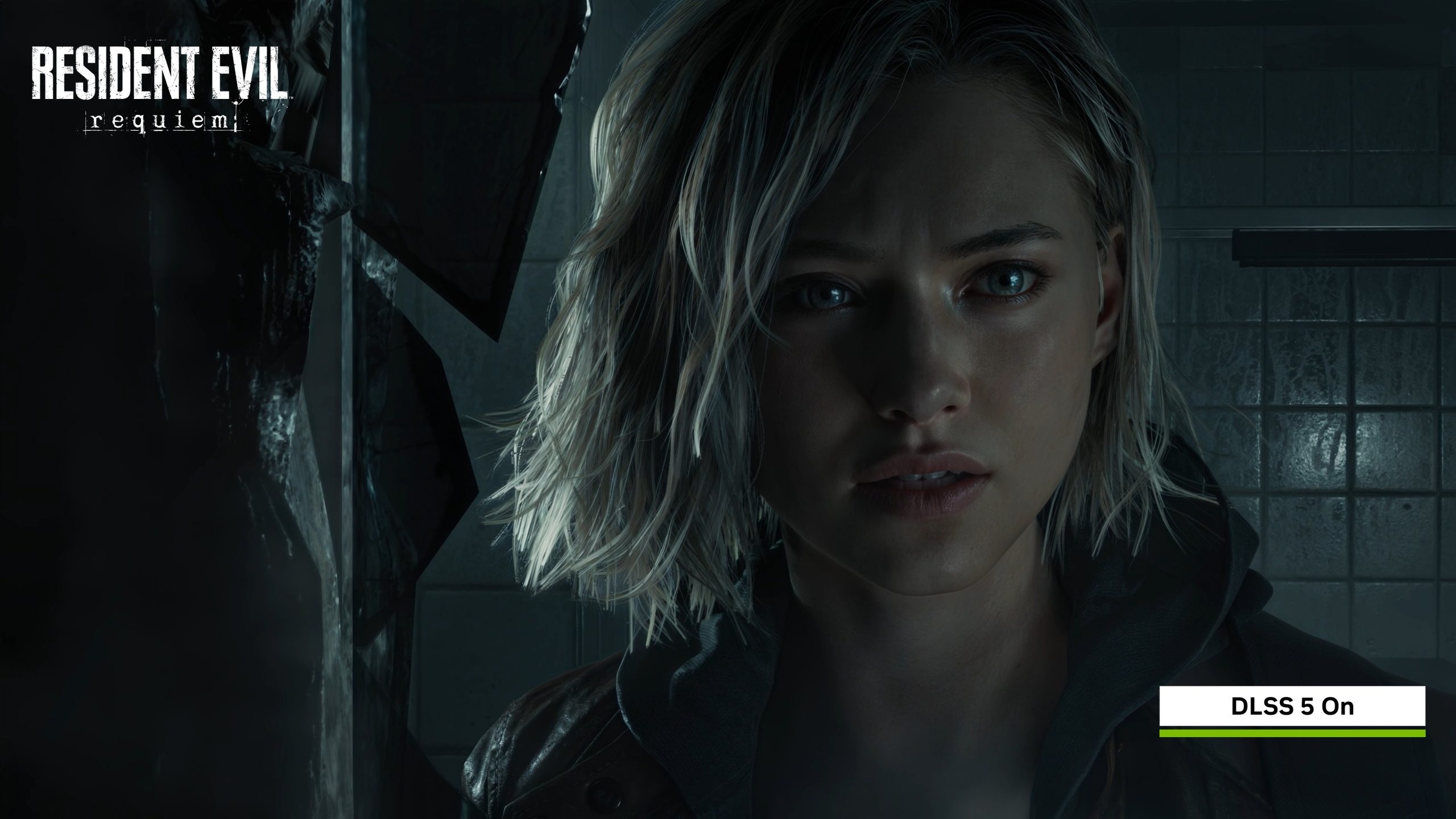 Grace de 'Resident Evil: Requiem' se tenant dans une pièce faiblement éclairée avec 'DLSS 5 On' affiché.