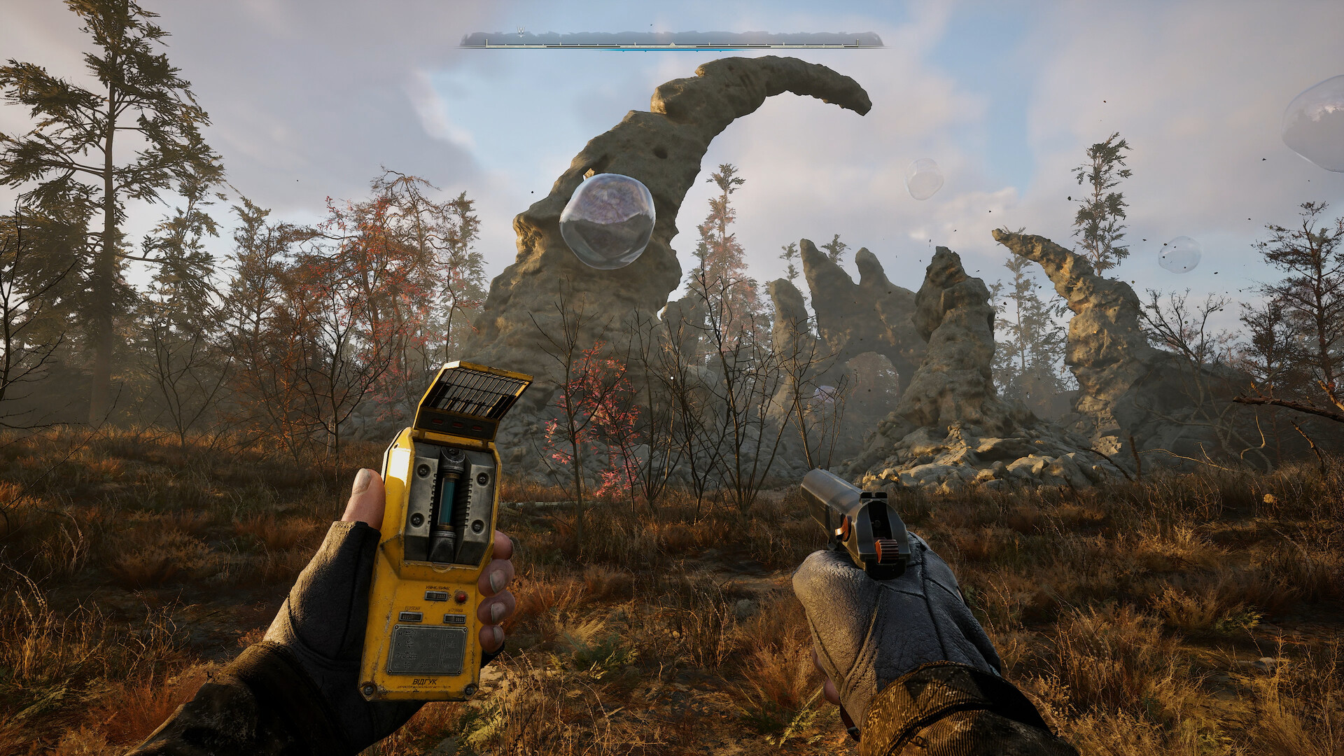 Un joueur dans 'STALKER 2: Heart of Chornobyl' tient un compteur Geiger jaune et un pistolet dans un paysage désolé.