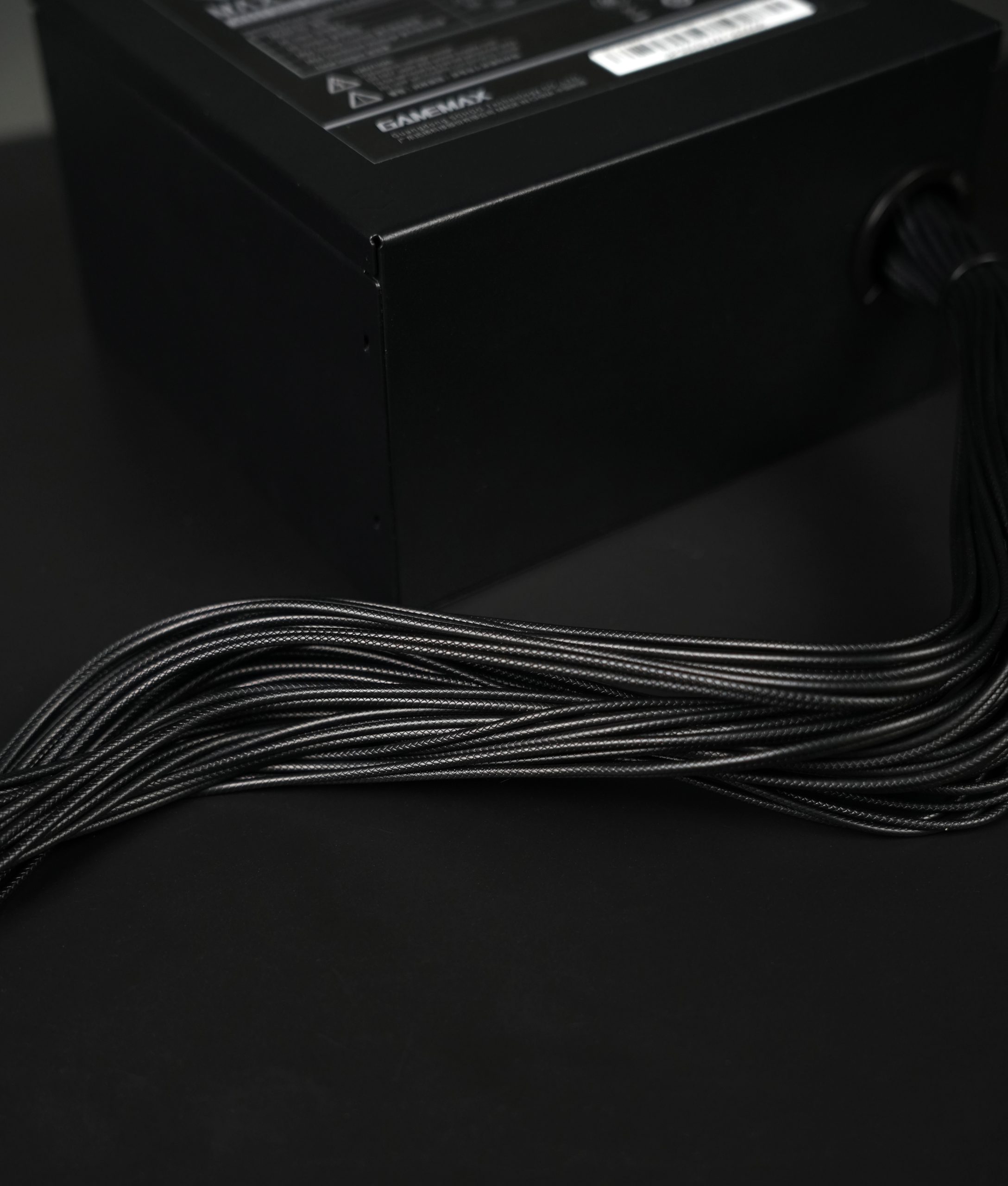Unité d'alimentation GameMax avec plusieurs câbles tressés.