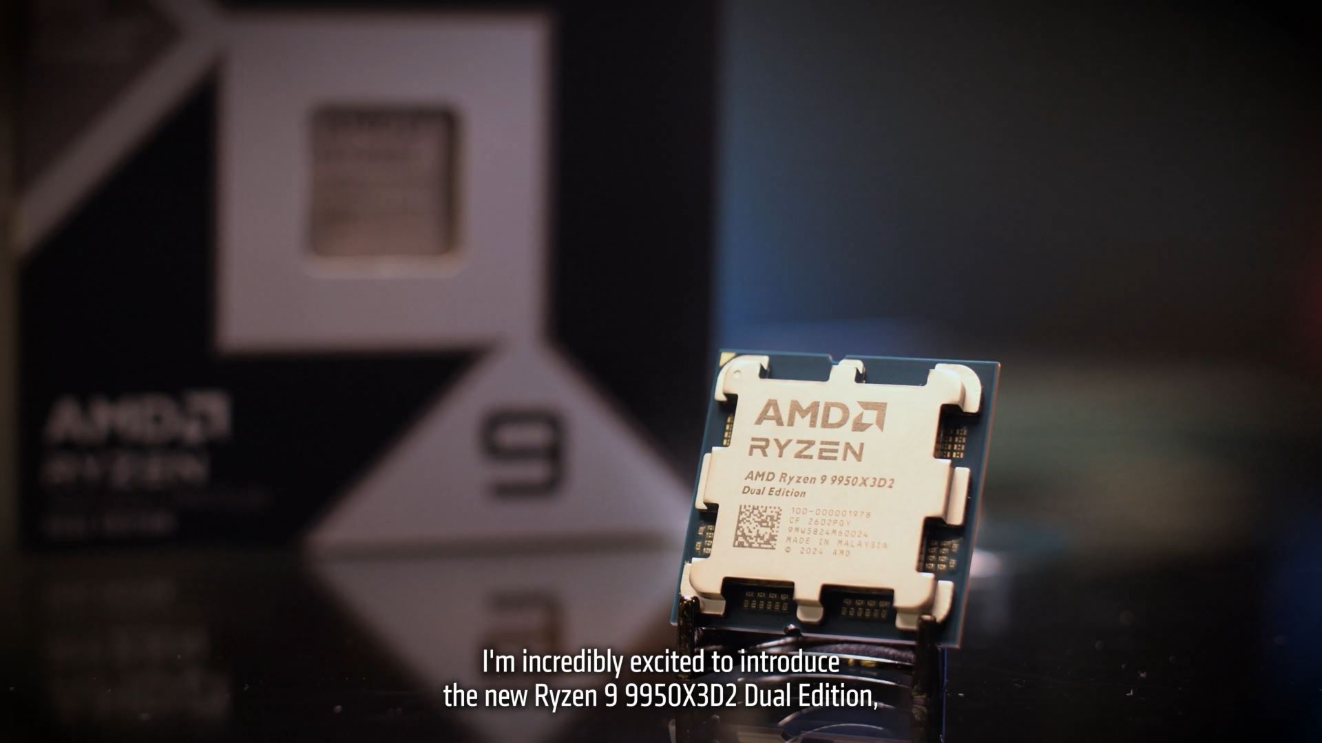 Un processeur AMD Ryzen 9 9950X3D2 Dual Edition présenté avec son emballage.