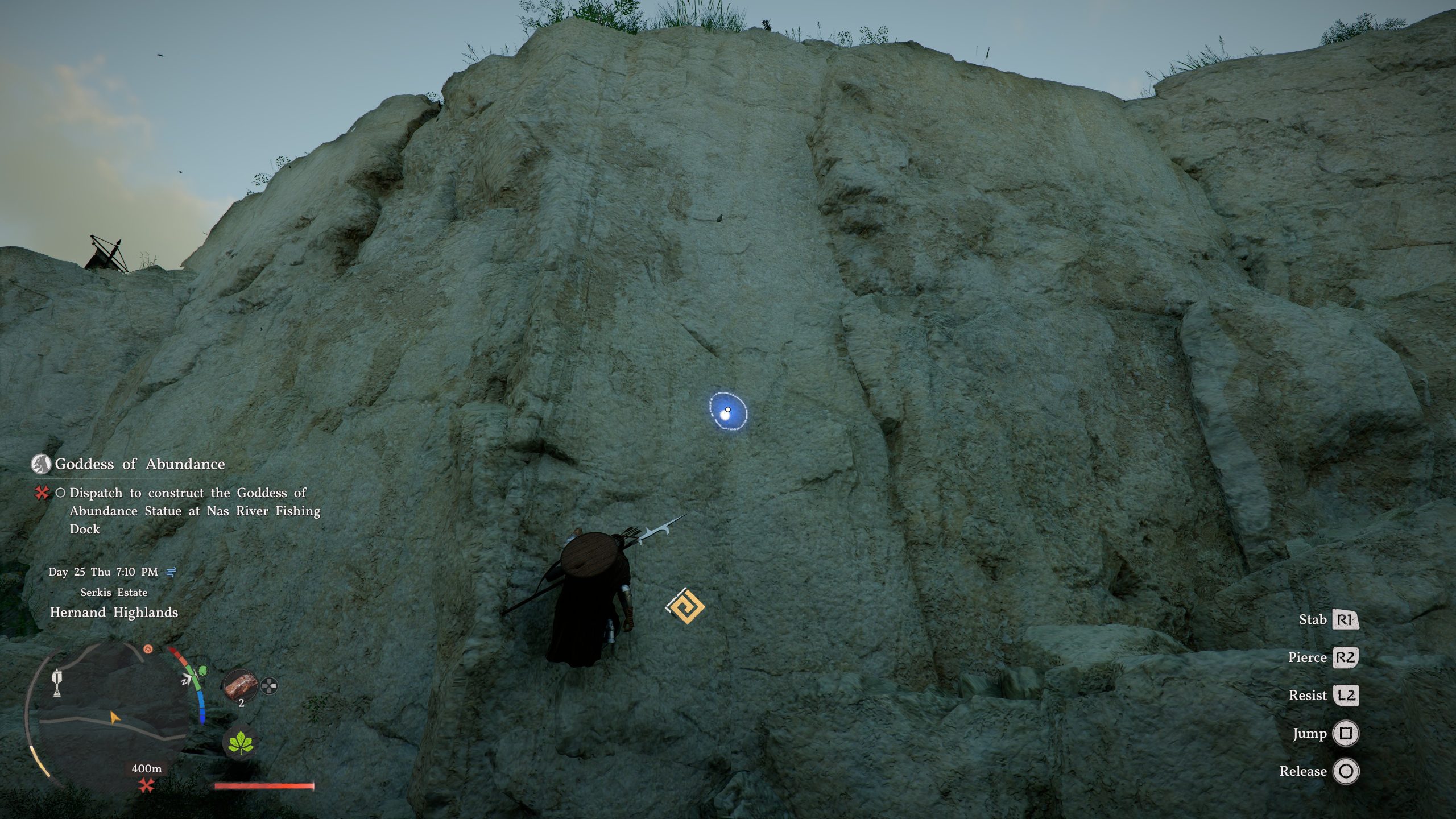Un personnage de Crimson Desert escalade une falaise, avec un objectif nommé 'Déesse de l'Abondance' affiché à l'écran.
