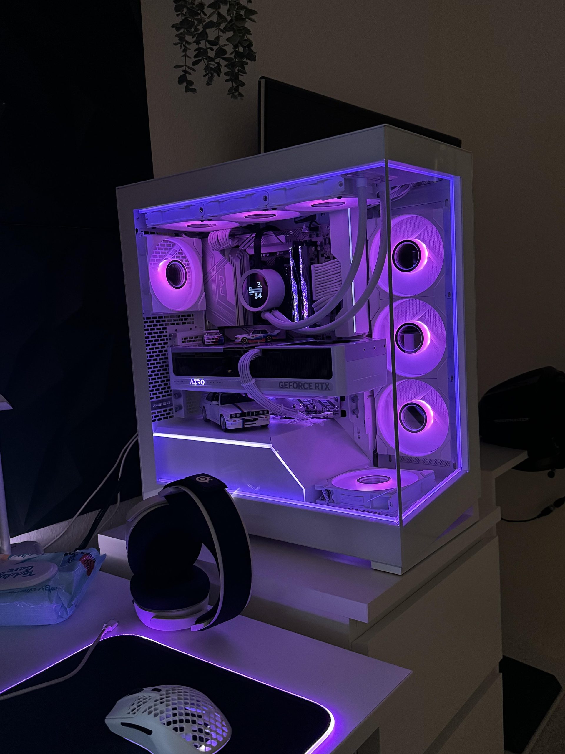 Un PC de bureau personnalisé avec éclairage RGB, affichant une carte graphique GeForce RTX et une température de 34°C.