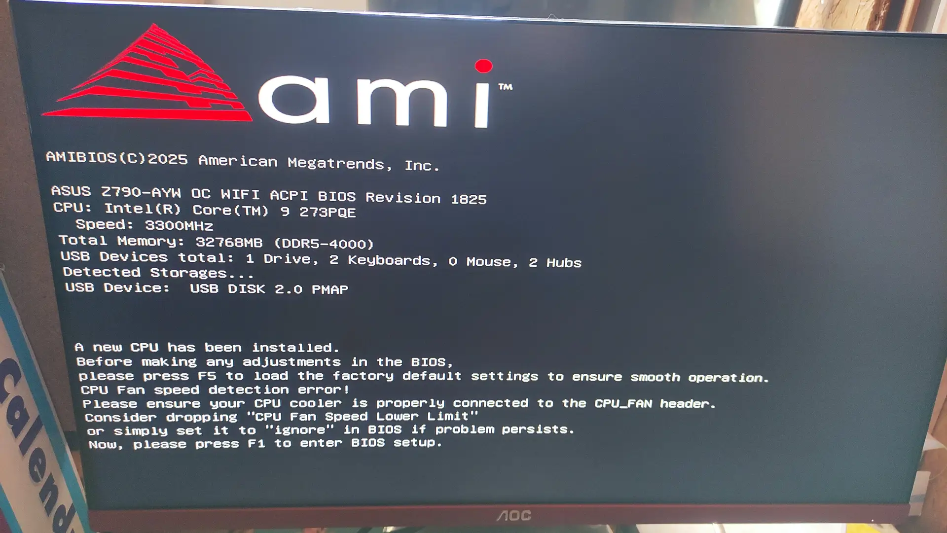 Écran du BIOS de l'ASUS Z790-AYW OC WIFI affichant des détails y compris un CPU Intel Core i9-273PQE et une erreur de détection de vitesse du ventilateur CPU.