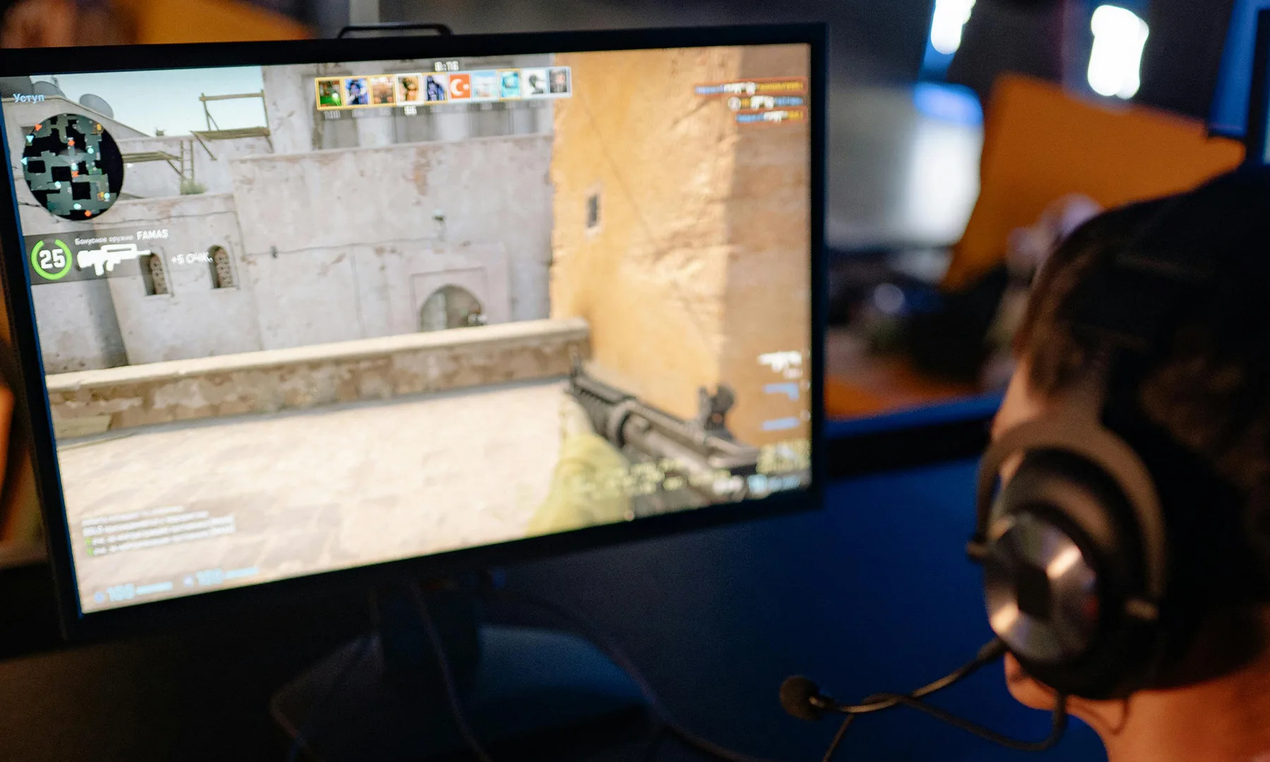 Homme jouant à Counter Strike sur un écran de PC