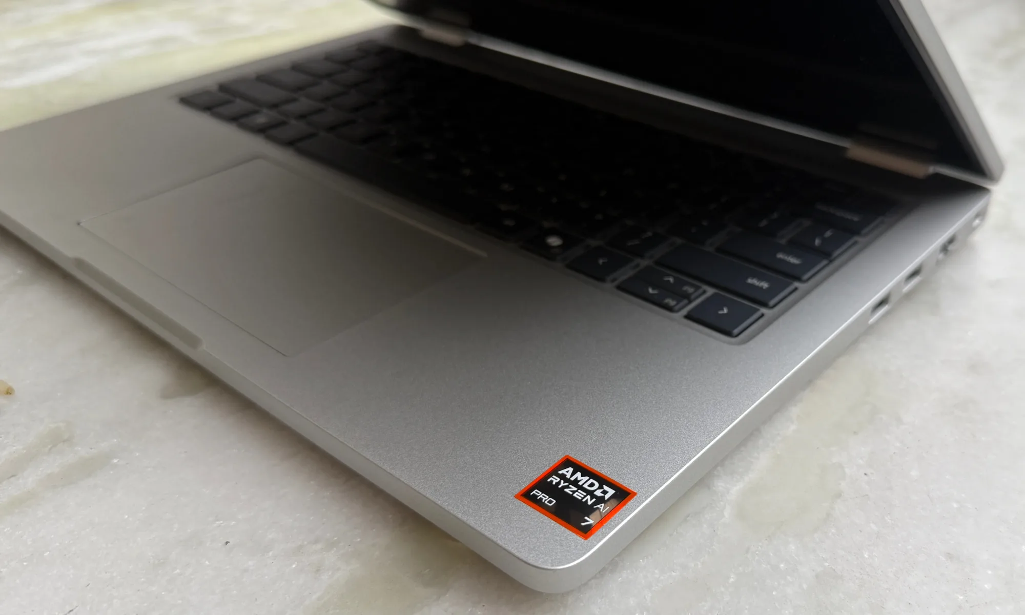 Vue inclinée du deck sur le portable Dell Pro 14.