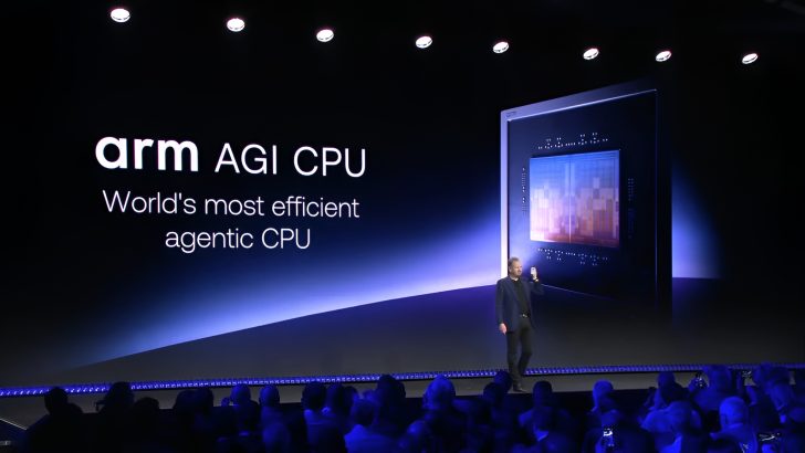 Un présentateur tient un appareil sur scène devant une diapositive affichant 'arm AGI CPU' et 'World's most efficient agentic CPU.'