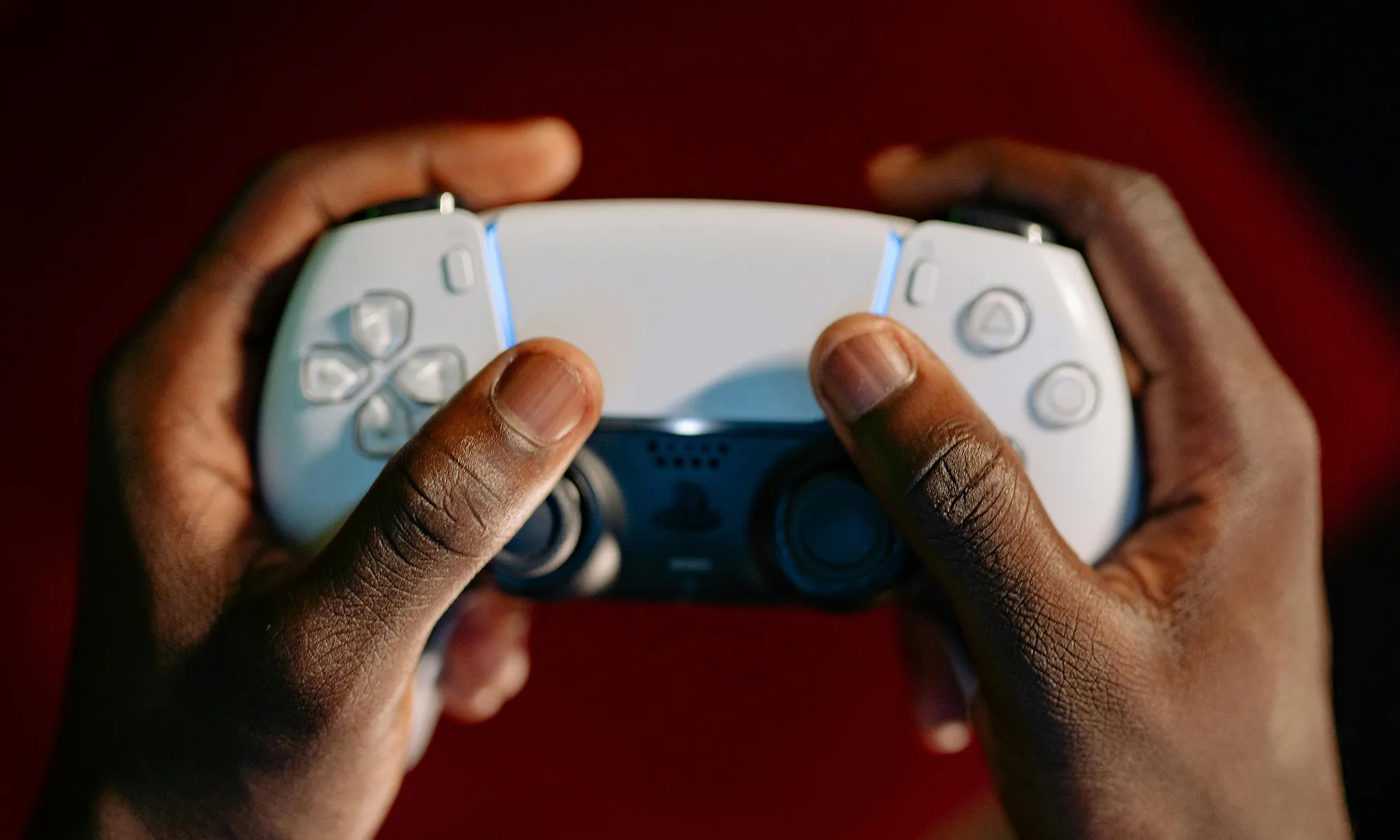 Manette Dualsense PS5 dans la main