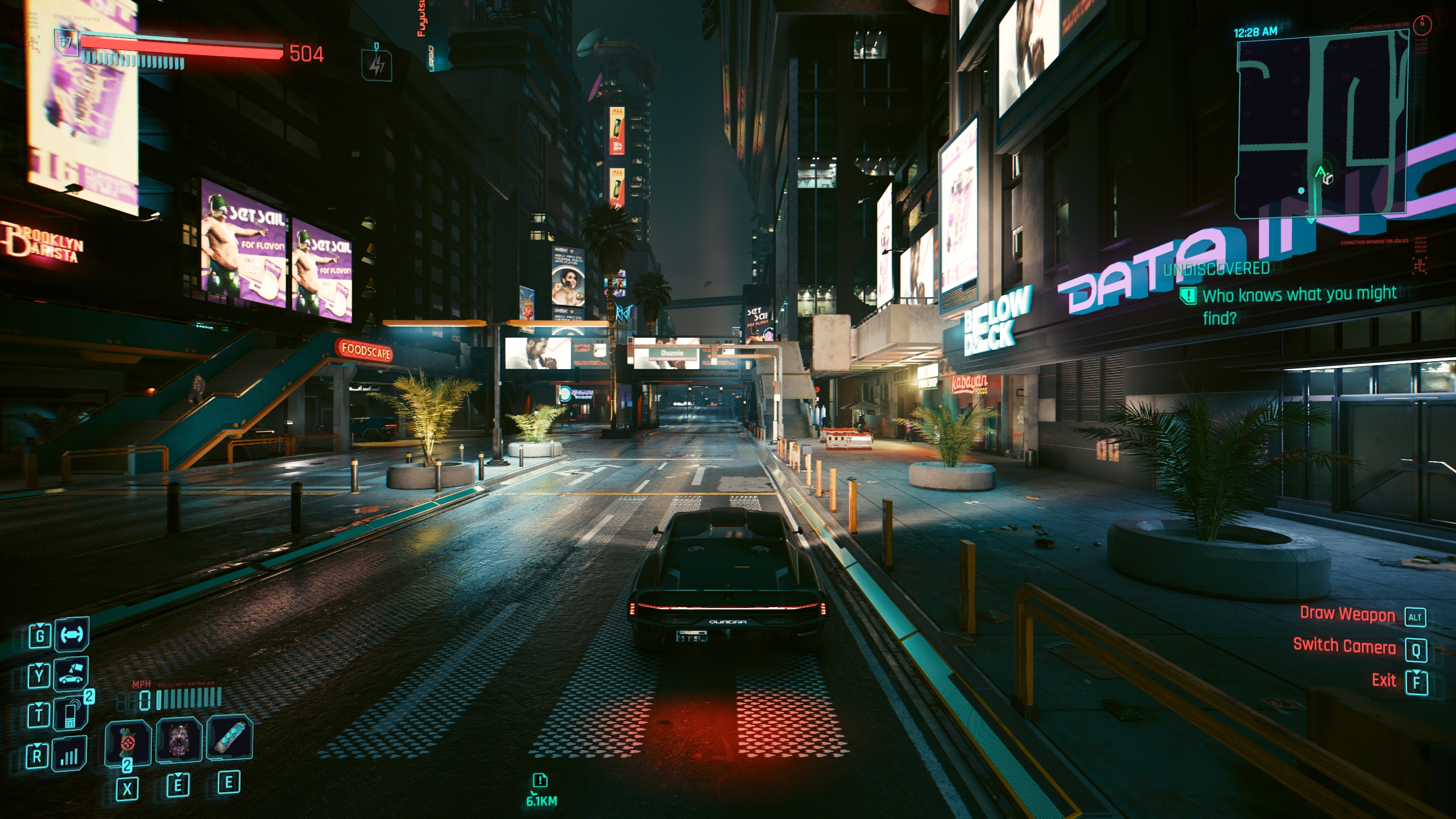 Une voiture circule dans les rues néonisées de Night City dans « Cyberpunk 2077 », avec la mini-carte et les indicateurs HUD visibles.