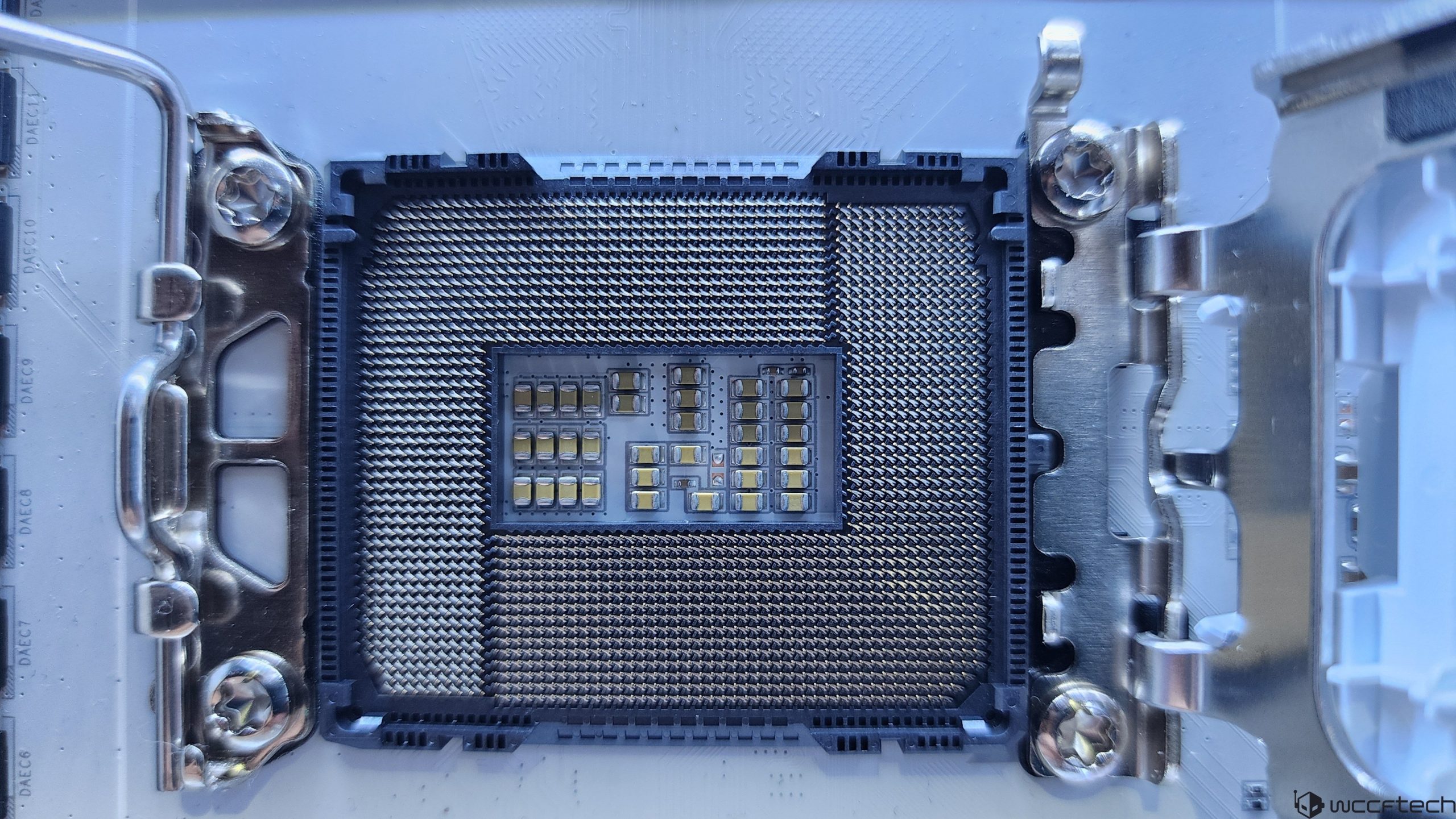 Le socket Intel LGA 1851 sur une carte mère Z890.